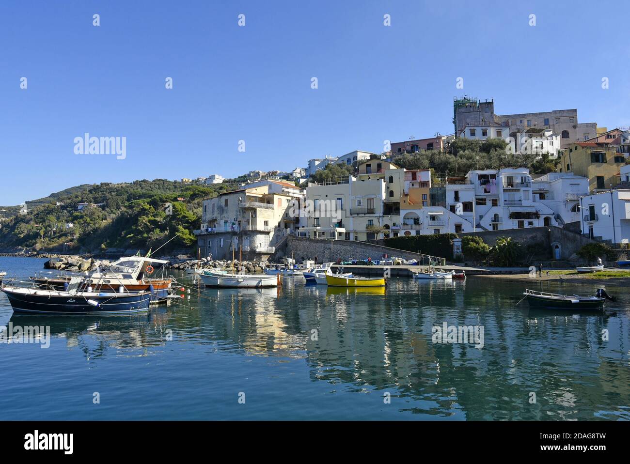 Vista sul piccolo porto di Marina della Lobra, villaggio di pescatori in provincia di Napoli. Foto Stock