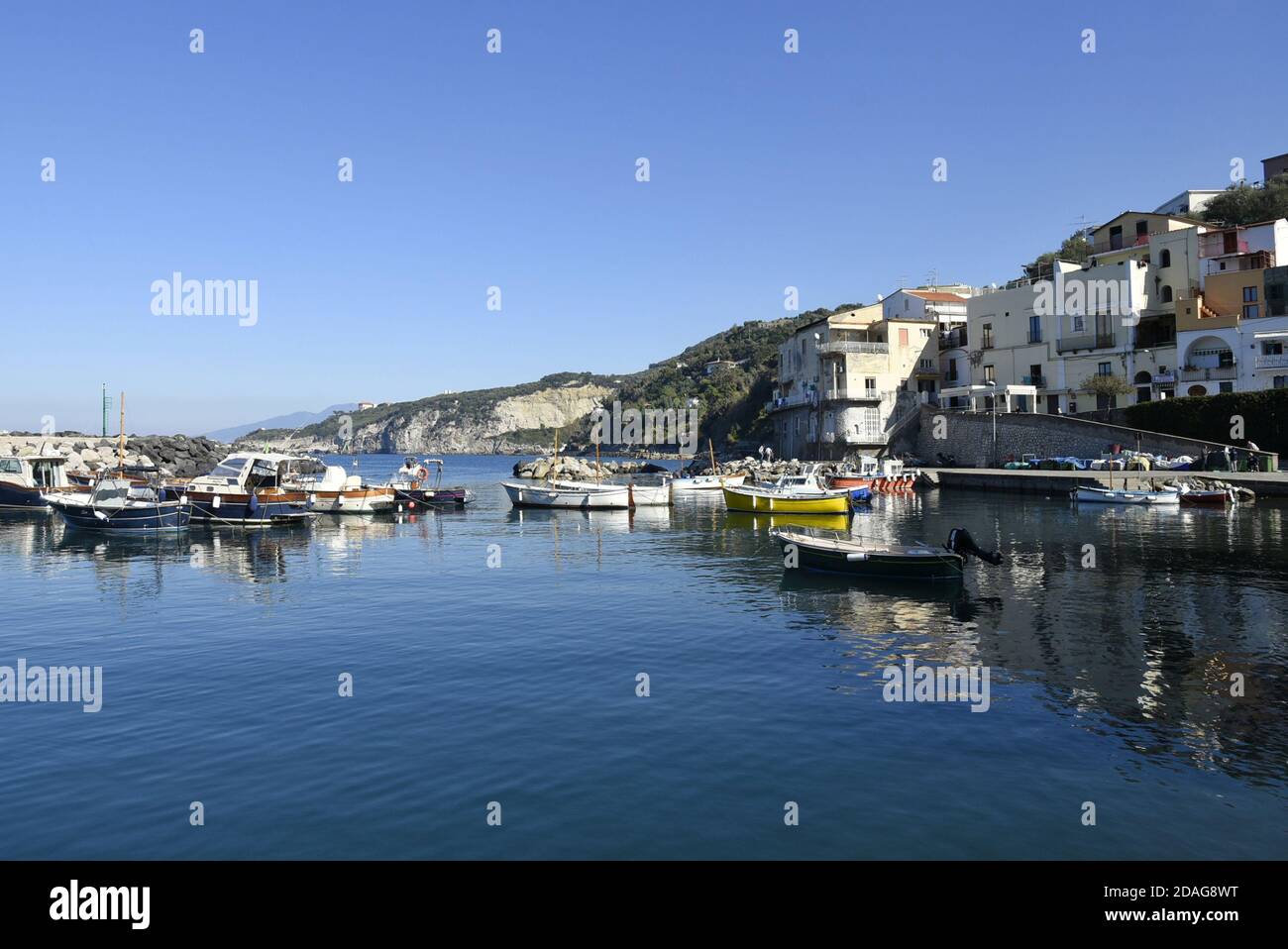 Vista sul piccolo porto di Marina della Lobra, villaggio di pescatori in provincia di Napoli. Foto Stock