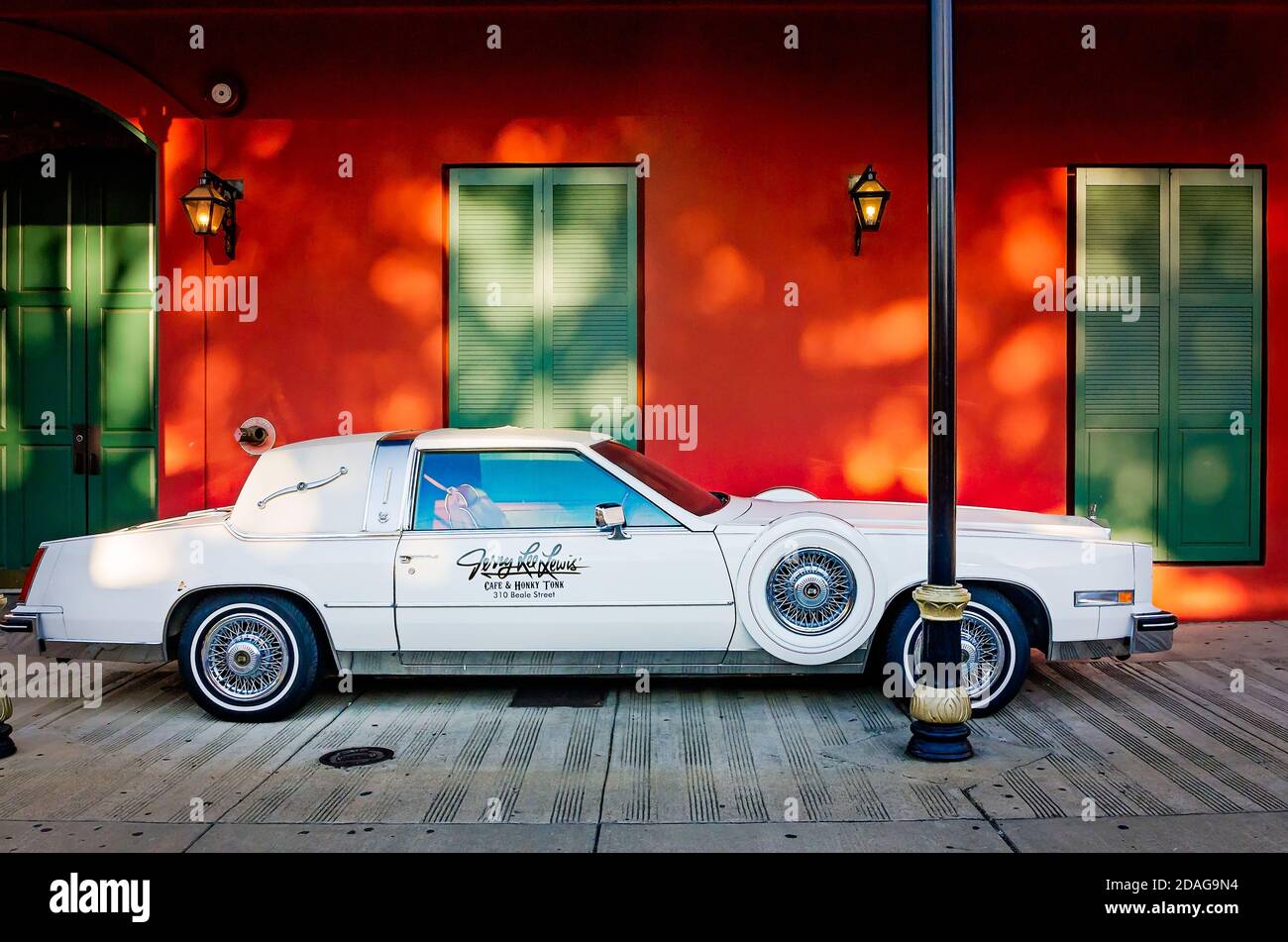 Una Cadillac Eldorado Paris Opera Coupe è esposta fuori Jerry Lee Lewis’ Cafe & Honky Tonk su Beale Street, 12 settembre 2015, a Memphis, Tennessee. Foto Stock