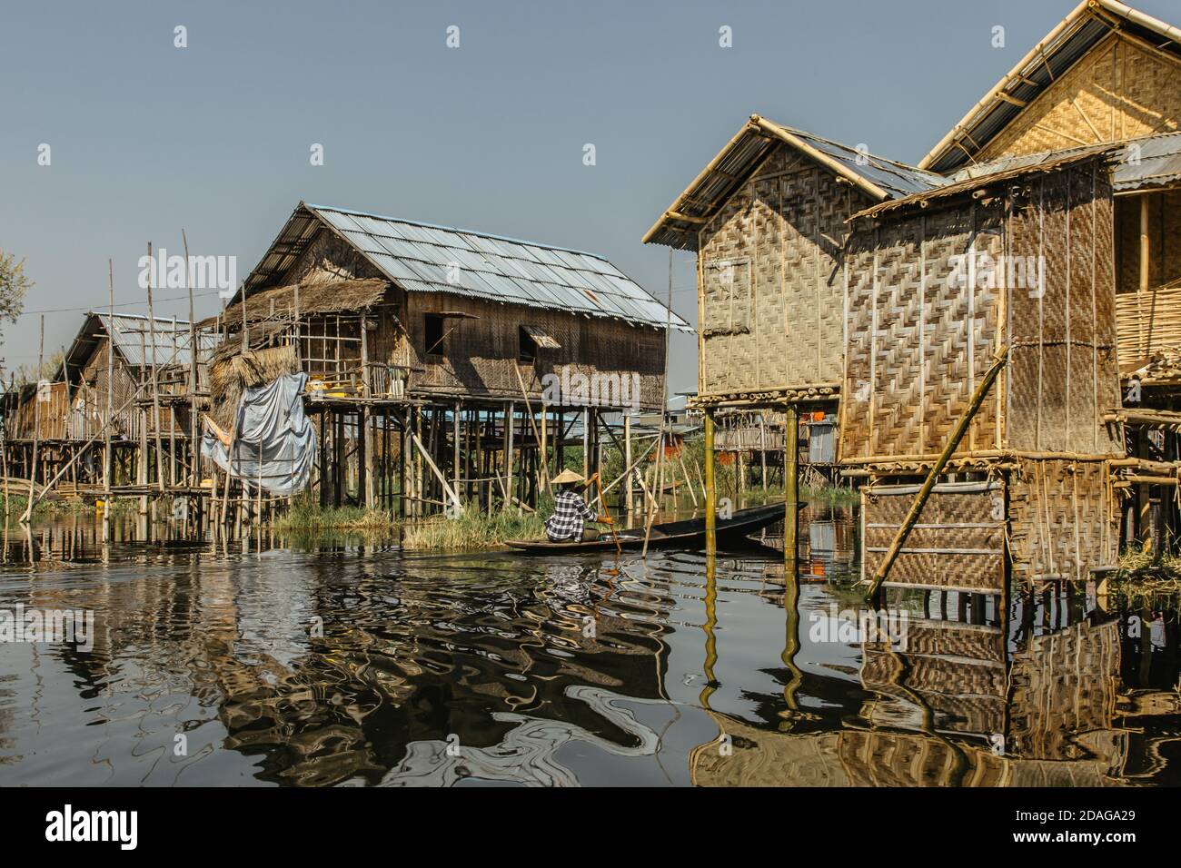 Il villaggio galleggiante del lago di Inle è uno dei più Destinazioni spettacolari e caratteristiche di Myanmar.stile di vita rurale in Asia.Fishermen semplice Hoes. Peop Foto Stock