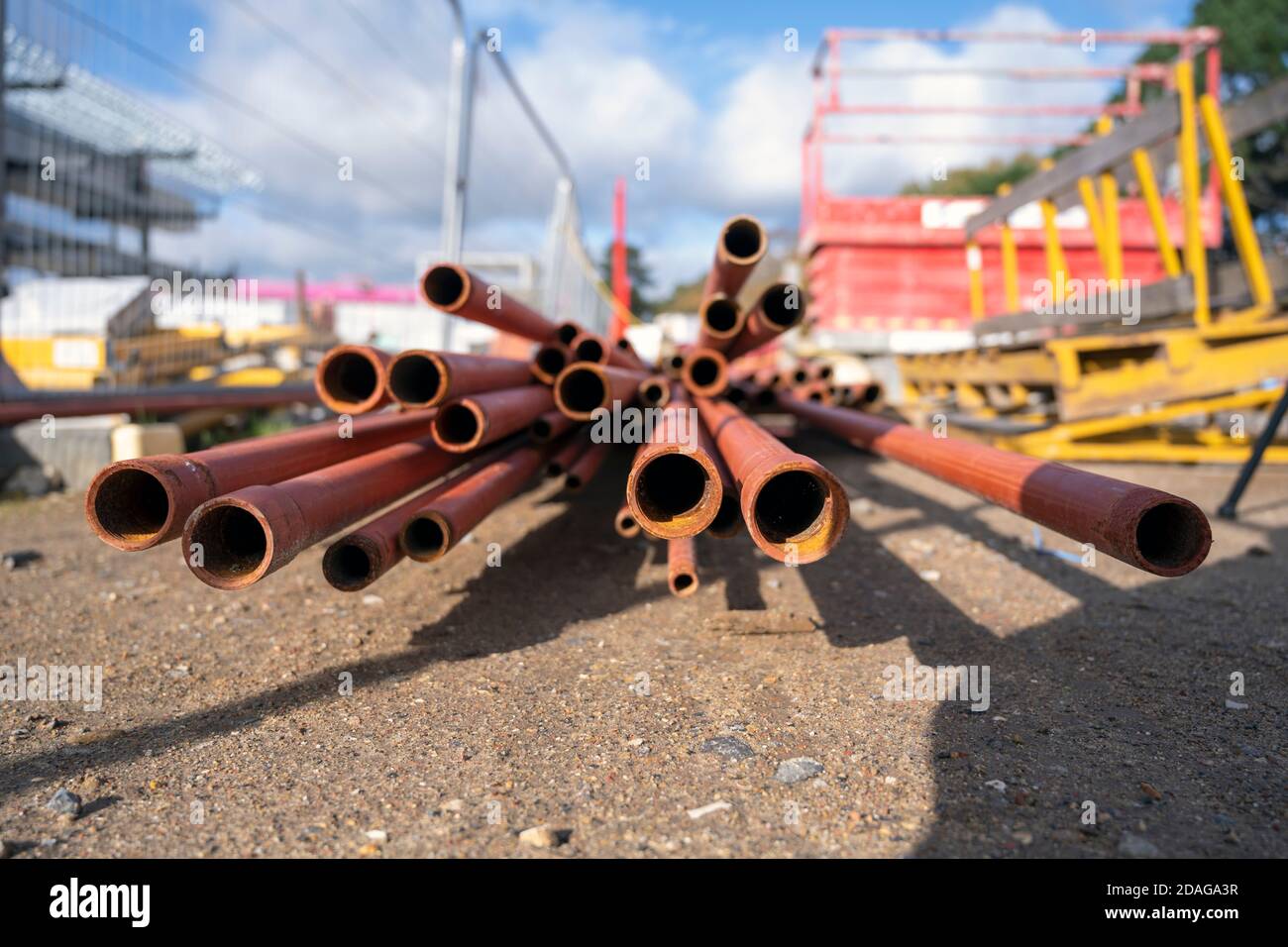 Pali per ponteggi in un cantiere Foto Stock