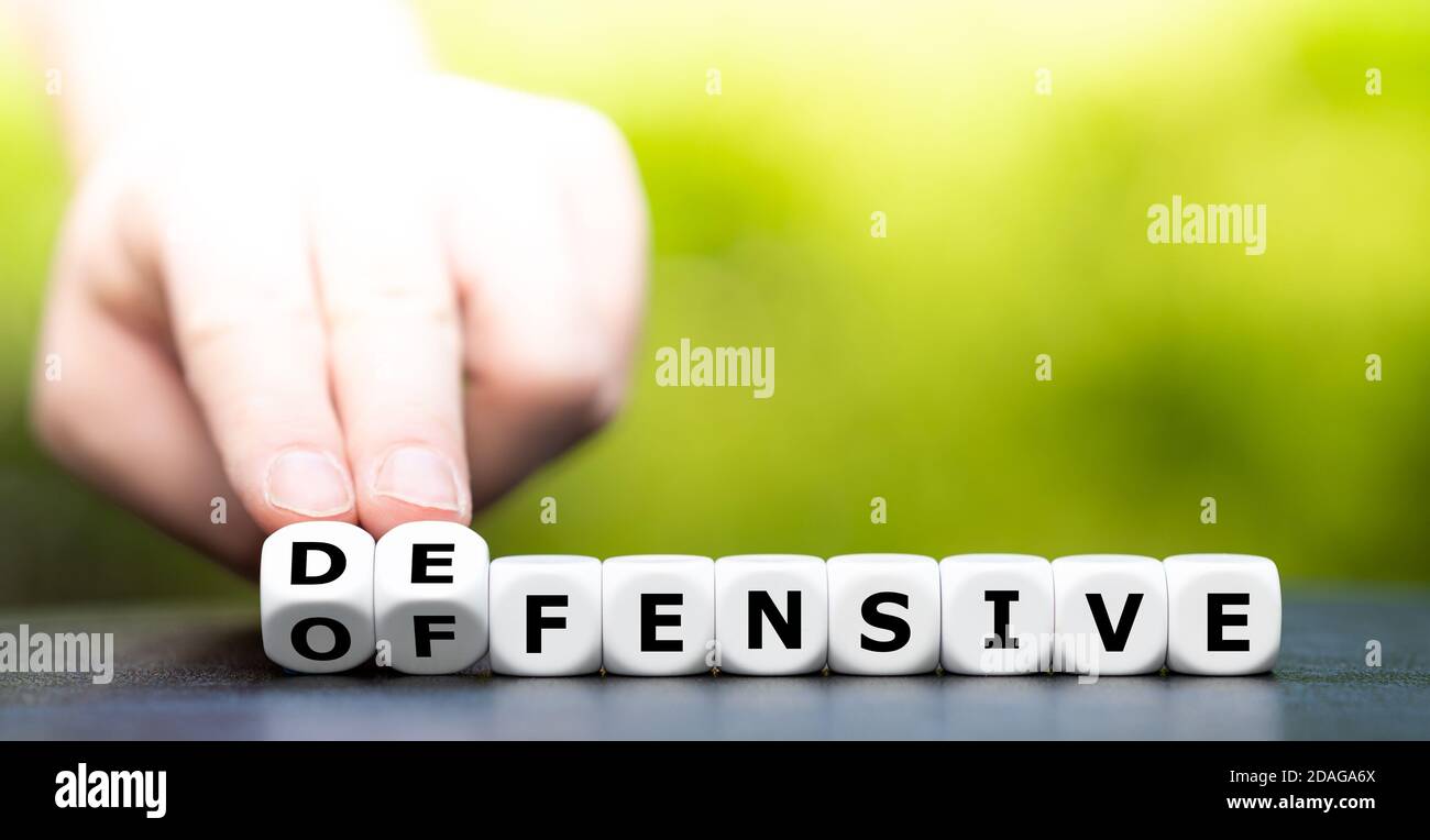 I dadi formano le parole 'offensivo' e 'difensivo' Foto Stock