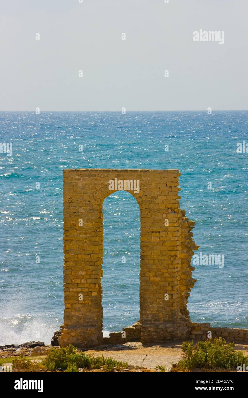 Rovine romane sulla spiaggia del Mediterraneo, Mahdia, Tunisia Foto Stock