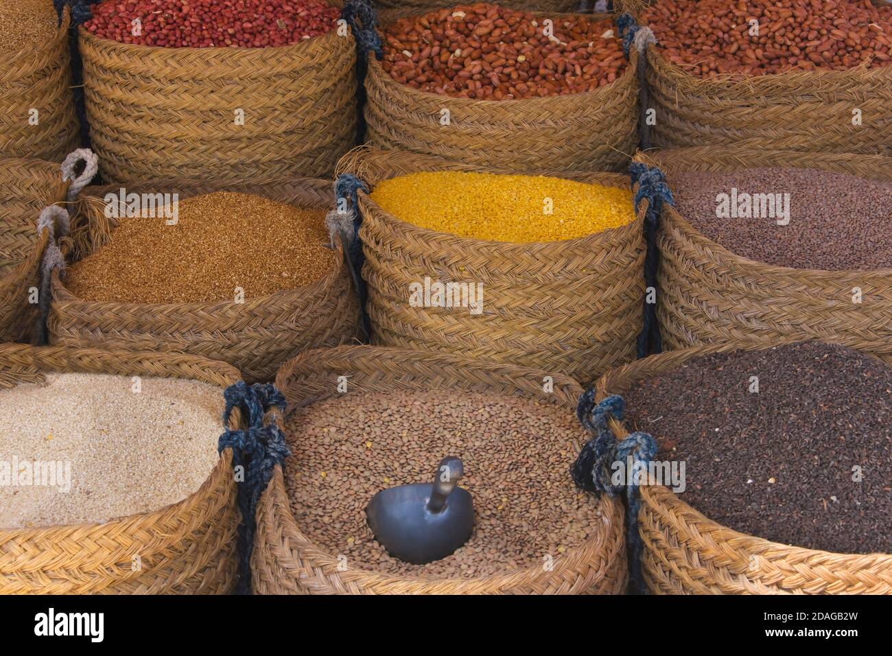 Vendere grano al mercato, Mahdia, Tunisia Foto Stock