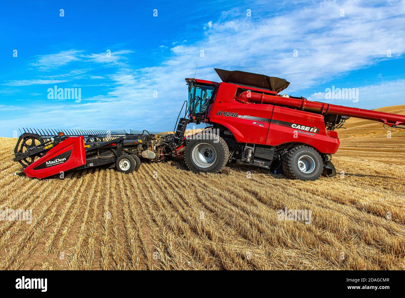 La mietitrebbia CaseIH con un assale posteriore rotto attende la riparazione in Un campo di grano nella regione di Palouse di Washington orientale Foto Stock
