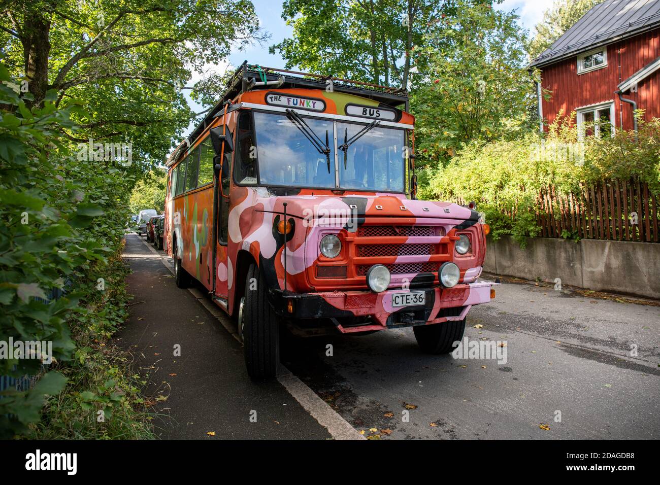 Il Funky Bus con colori psichedelici nel distretto di Kumpula di Helsinki, Finlandia Foto Stock