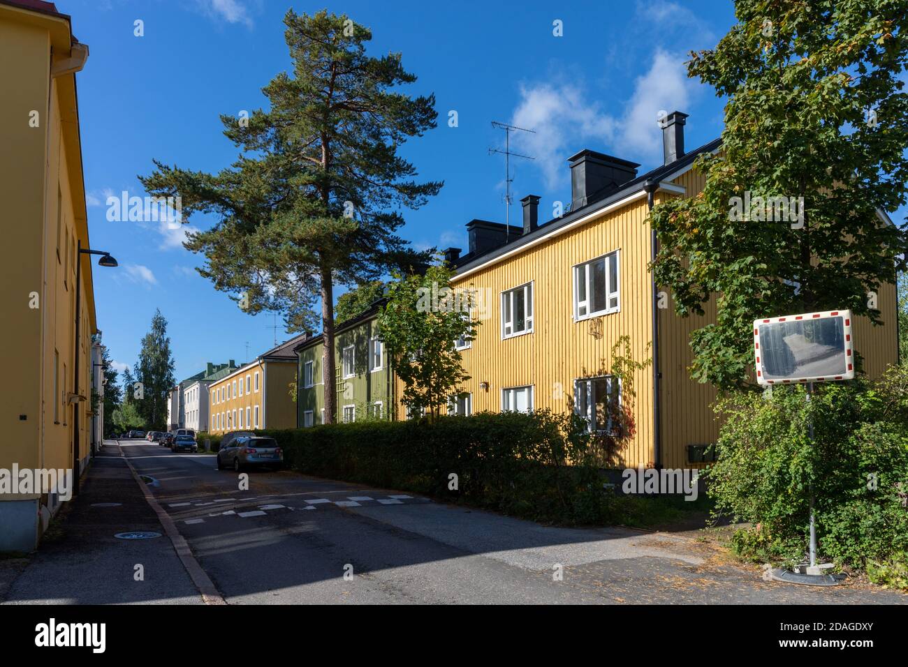 Vista sulla strada di Limingantie con vecchi edifici residenziali in legno nel quartiere Kumpua di Helsinki, Finlandia Foto Stock