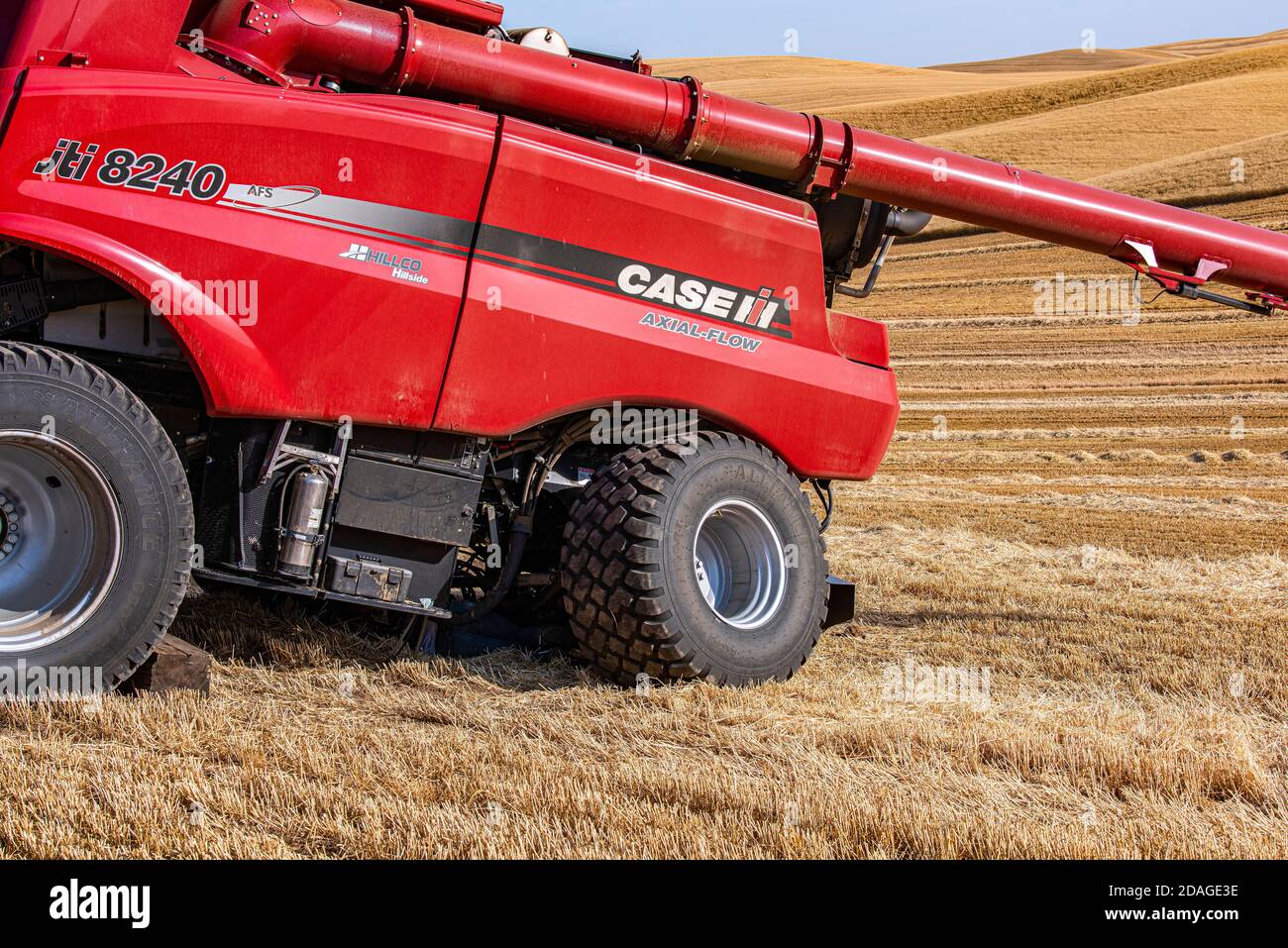 La mietitrebbia CaseIH con un assale posteriore rotto attende la riparazione in Un campo di grano nella regione di Palouse di Washington orientale Foto Stock