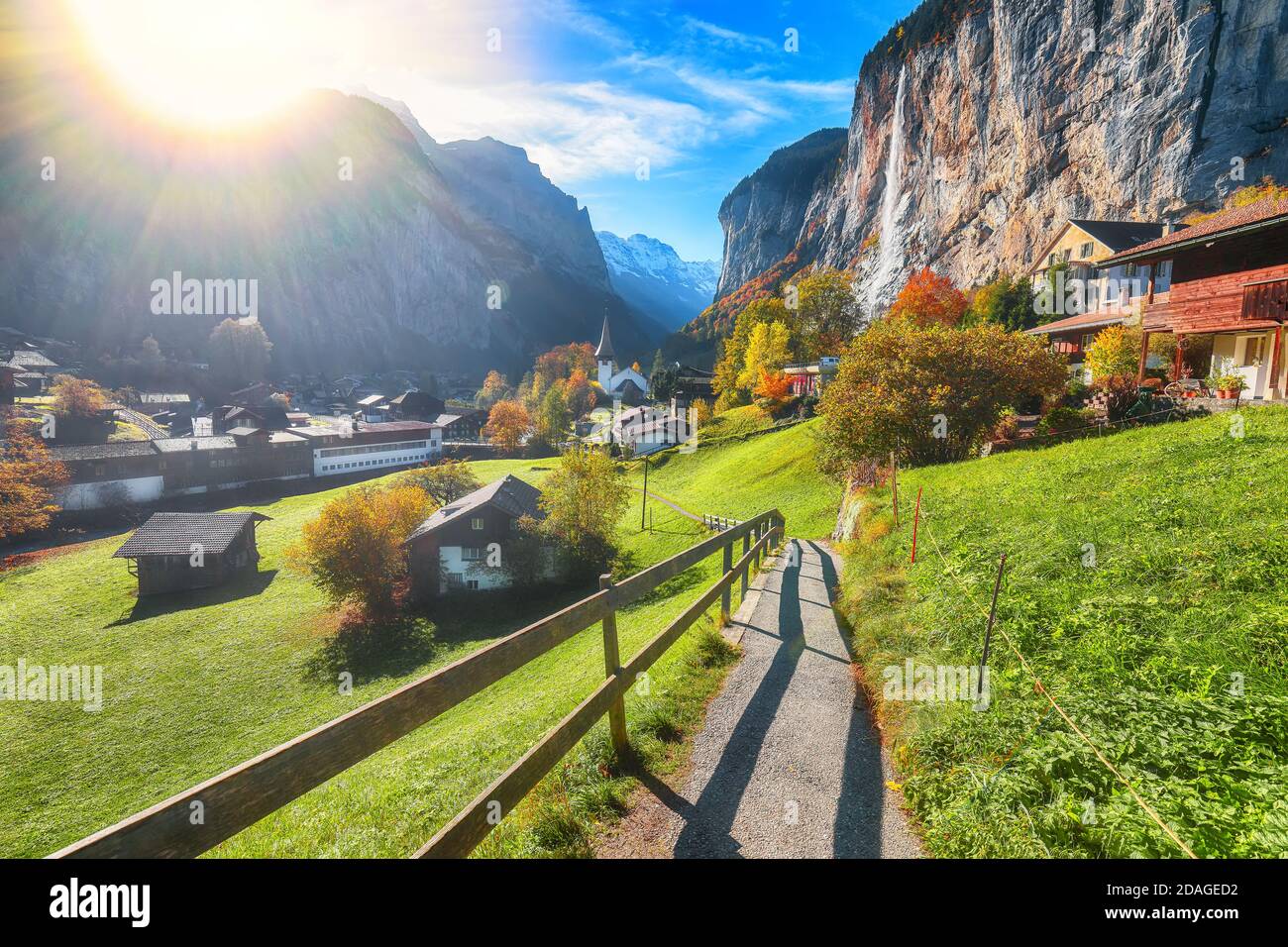 Vista mozzafiato sulla valle di Lauterbrunnen con la splendida cascata di Staubbach e le Alpi svizzere sullo sfondo. Ubicazione: Lauterbrunnen villaggio, Foto Stock