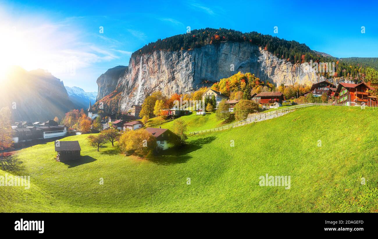 Vista mozzafiato sulla valle di Lauterbrunnen con la splendida cascata di Staubbach e le Alpi svizzere sullo sfondo. Ubicazione: Lauterbrunnen villaggio, Foto Stock