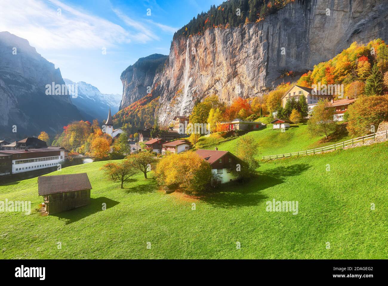 Vista mozzafiato sulla valle di Lauterbrunnen con la splendida cascata di Staubbach e le Alpi svizzere sullo sfondo. Ubicazione: Lauterbrunnen villaggio, Foto Stock
