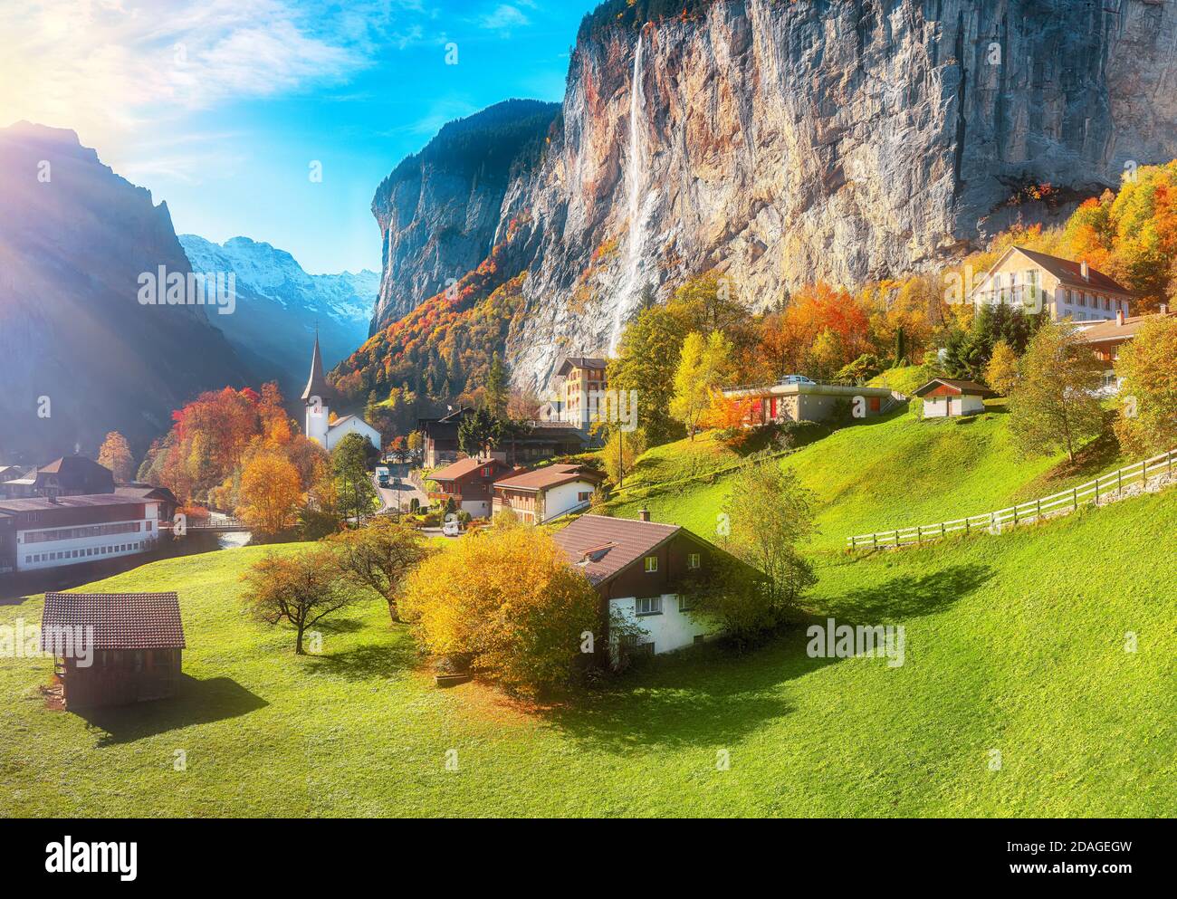 Fantastica vista autunnale del villaggio di Lauterbrunnen con la cascata Staubbach e le Alpi svizzere sullo sfondo. Ubicazione: Lauterbrunnen villaggio, Foto Stock