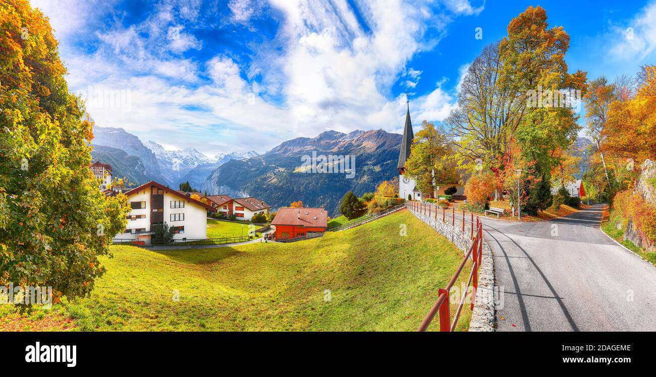 Vista mozzafiato sull'autunno del pittoresco villaggio alpino di Wengen. Soleggiata scena mattutina delle Alpi svizzere. Ubicazione: Wengen Village, Berner Oberland, SvizzeraaLe Foto Stock