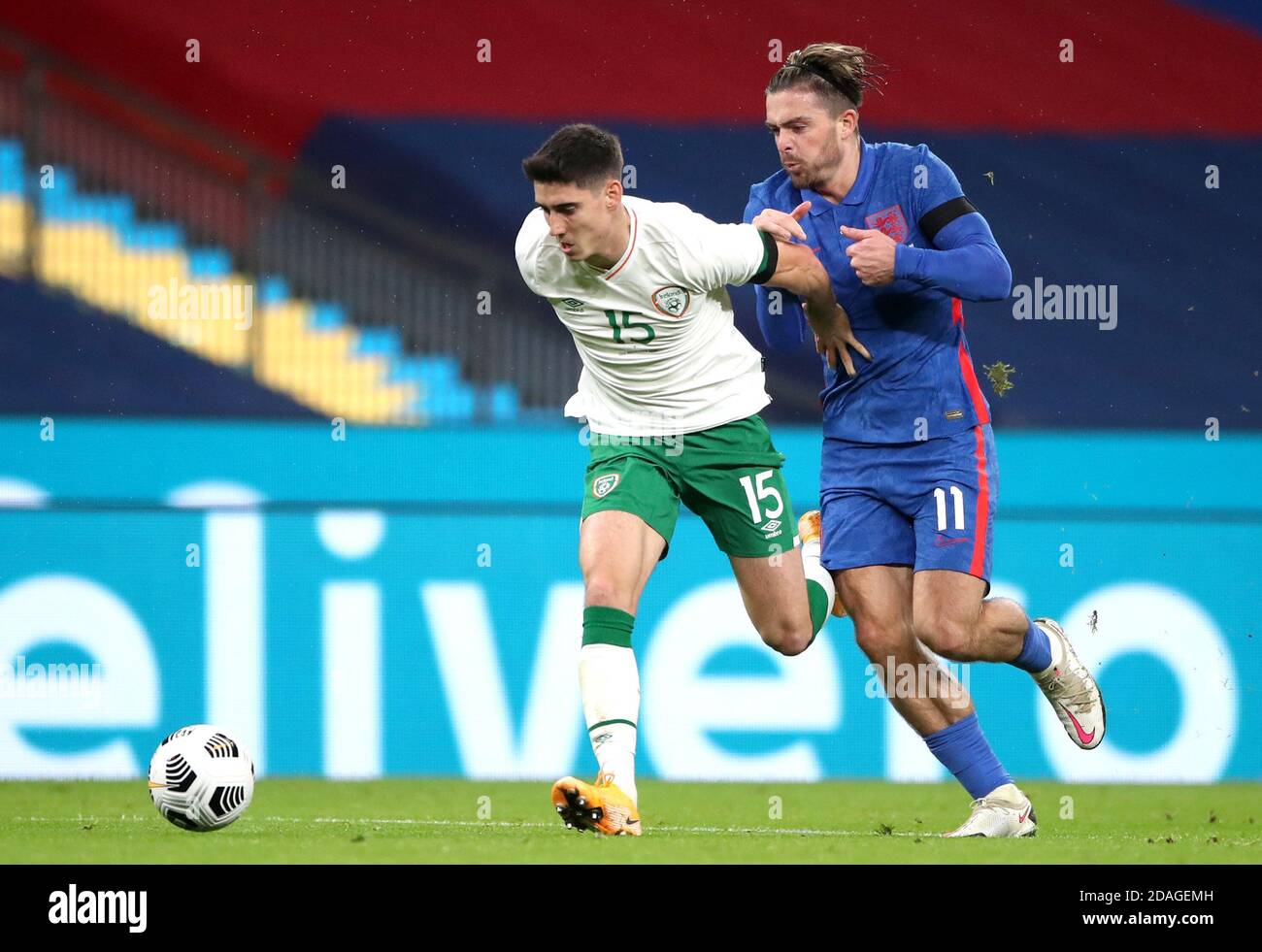 Callum o'Dowda della Repubblica d'Irlanda (a sinistra) e Jack Grealish dell'Inghilterra combattono per la palla durante l'amichevole internazionale al Wembley Stadium, Londra. Foto Stock