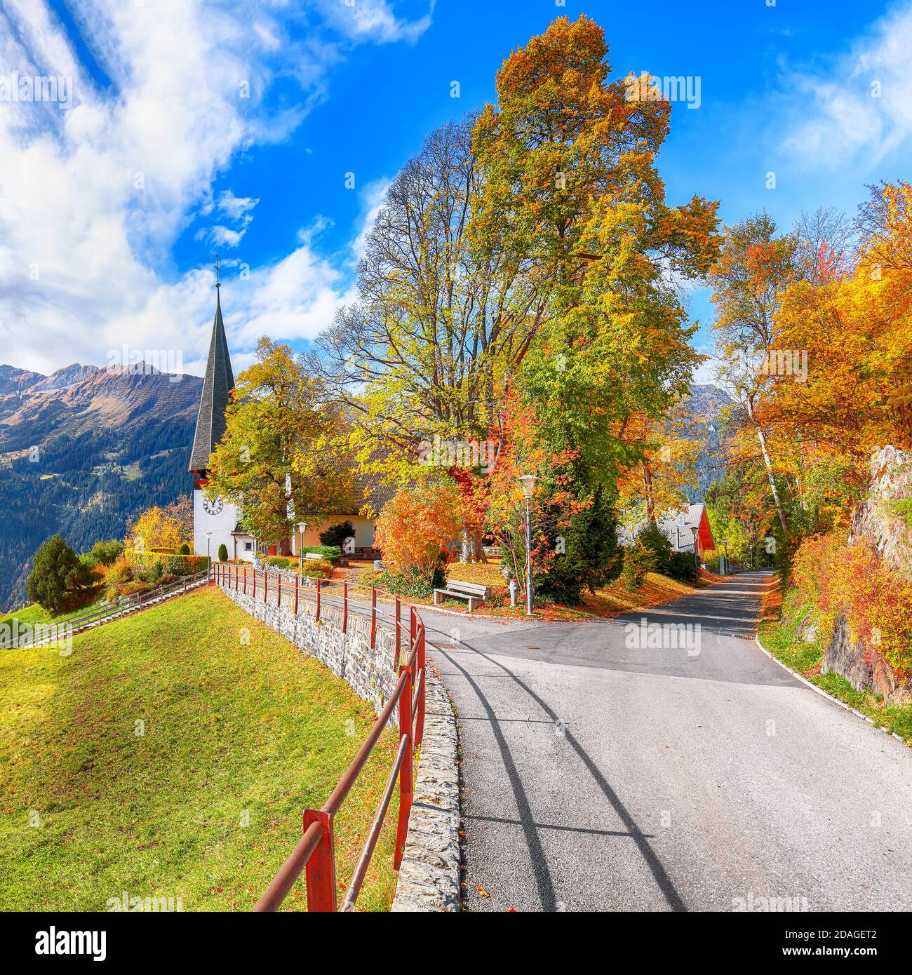 Vista mozzafiato sull'autunno del pittoresco villaggio alpino di Wengen. Soleggiata scena mattutina delle Alpi svizzere. Ubicazione: Wengen Village, Berner Oberland, SvizzeraaLe Foto Stock