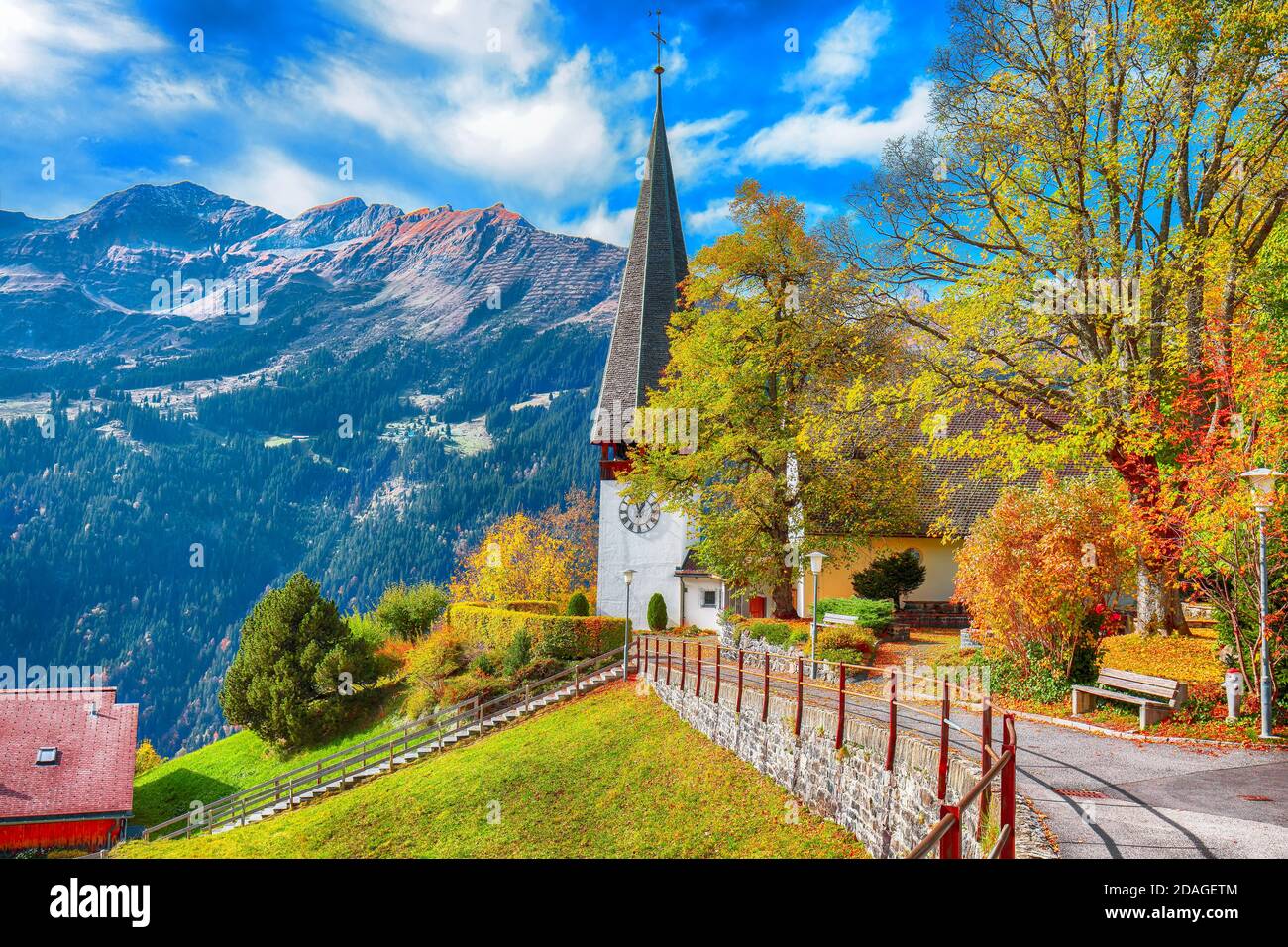 Vista spettacolare sull'autunno del pittoresco villaggio alpino di Wengen. Soleggiata scena mattutina delle Alpi svizzere. Ubicazione: Wengen village, Berner Oberland, Svizzera, Foto Stock