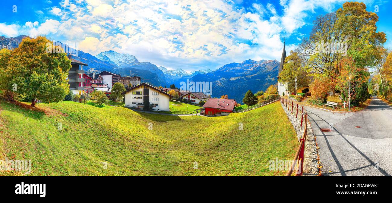 Vista mozzafiato sull'autunno del pittoresco villaggio alpino di Wengen. Soleggiata scena mattutina delle Alpi svizzere. Ubicazione: Wengen Village, Berner Oberland, SvizzeraaLe Foto Stock