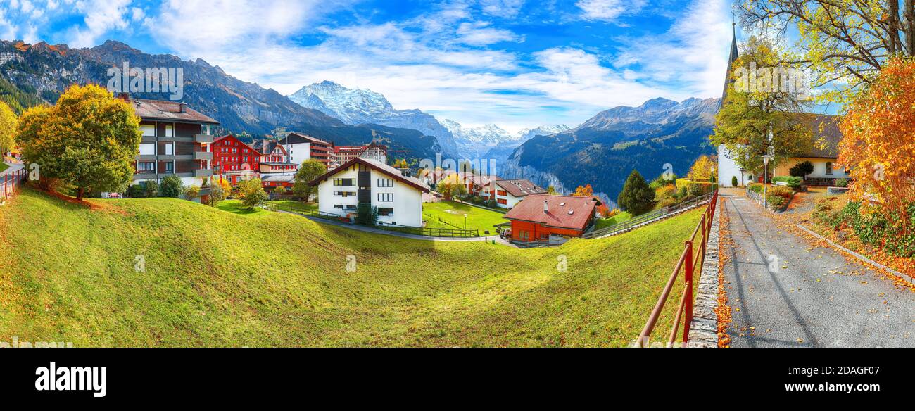 Vista mozzafiato sull'autunno del pittoresco villaggio alpino di Wengen. Soleggiata scena mattutina delle Alpi svizzere. Ubicazione: Wengen Village, Berner Oberland, SvizzeraaLe Foto Stock