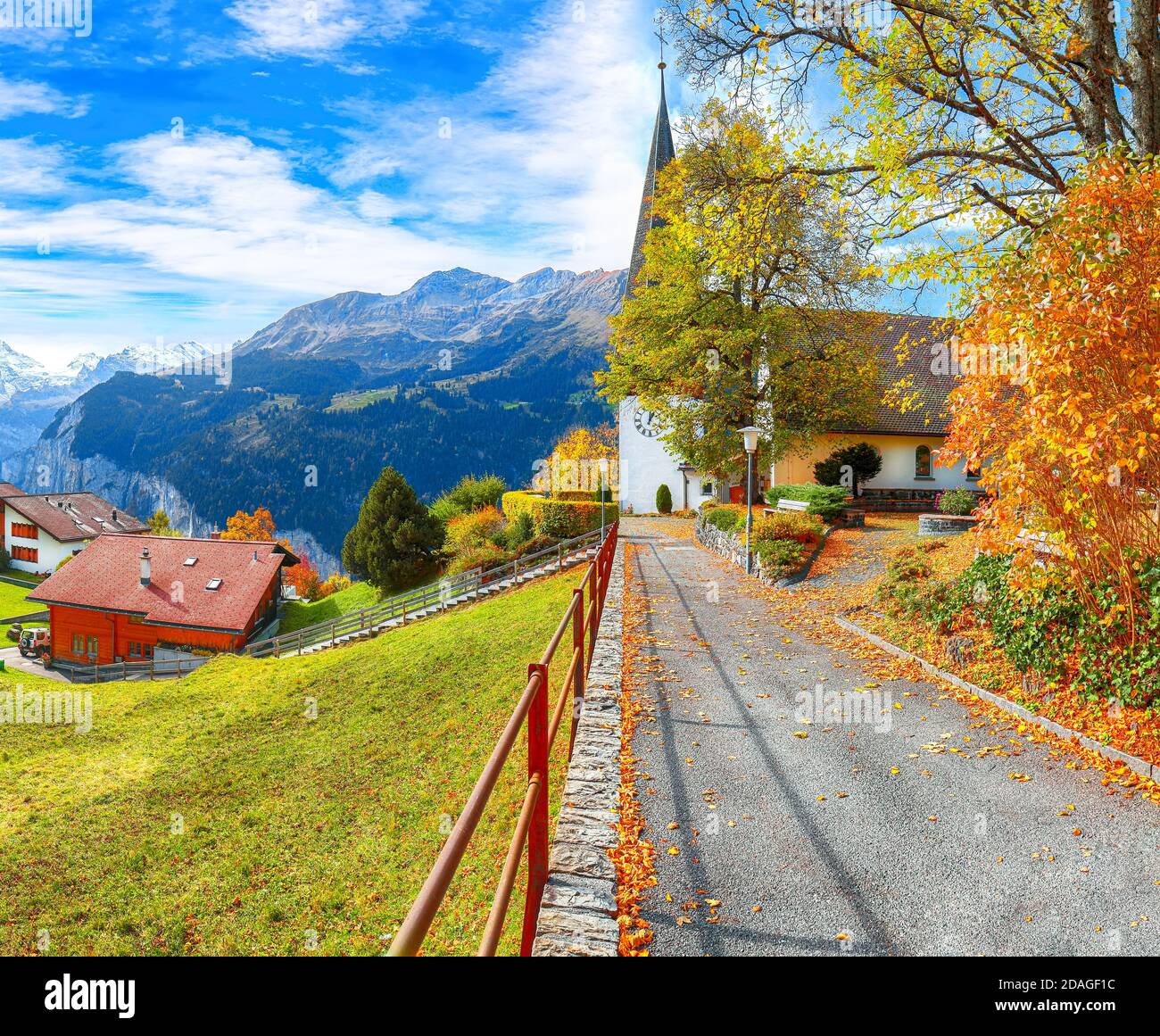 Vista spettacolare sull'autunno del pittoresco villaggio alpino di Wengen. Soleggiata scena mattutina delle Alpi svizzere. Ubicazione: Wengen village, Berner Oberland, Svizzera, Foto Stock