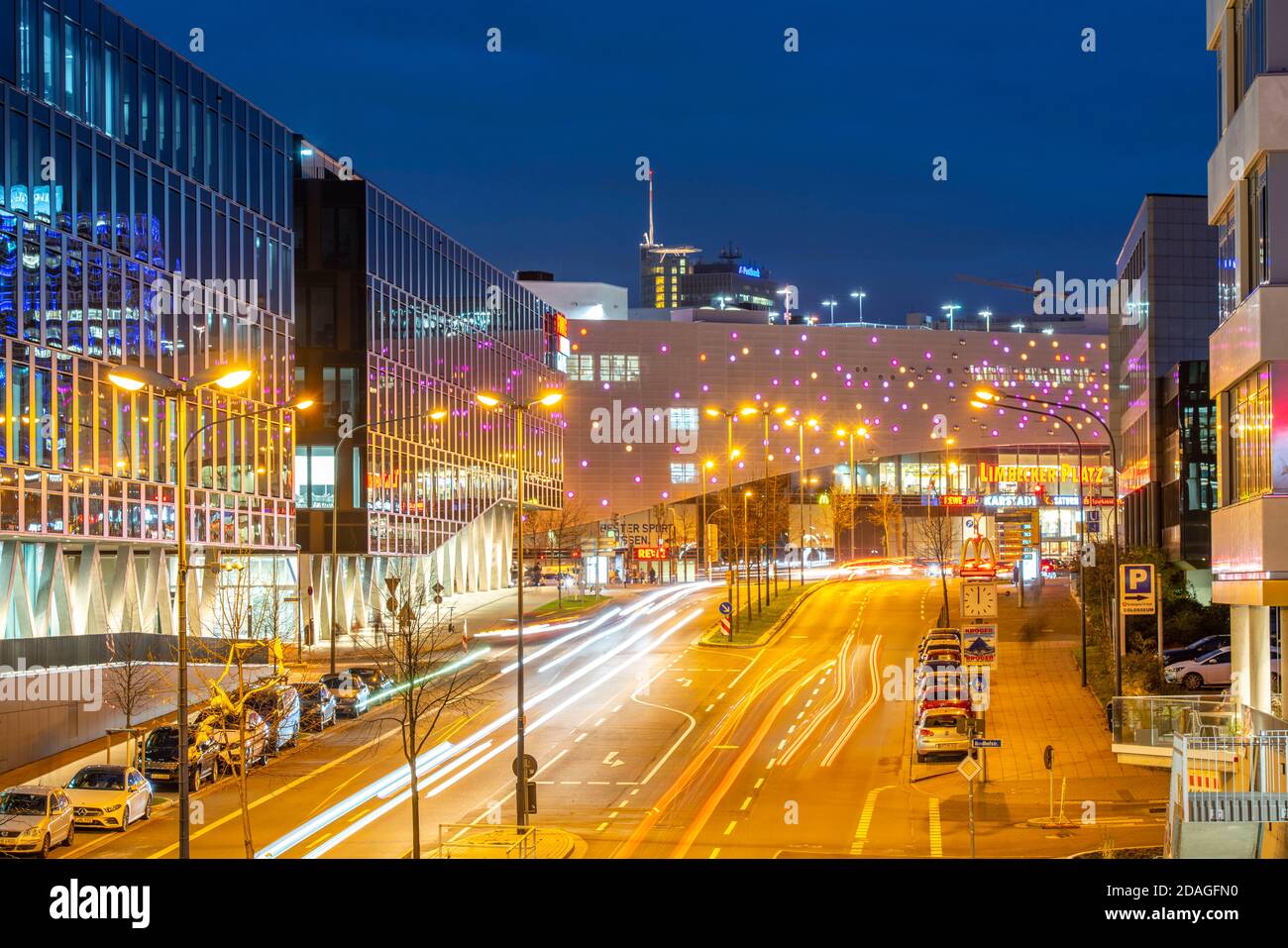 Centro di Essen, Segerothstrasse, centro commerciale Limbecker Platz, edificio editoriale del Funke Media Group, a sinistra, Essen, NRW, Germania Foto Stock