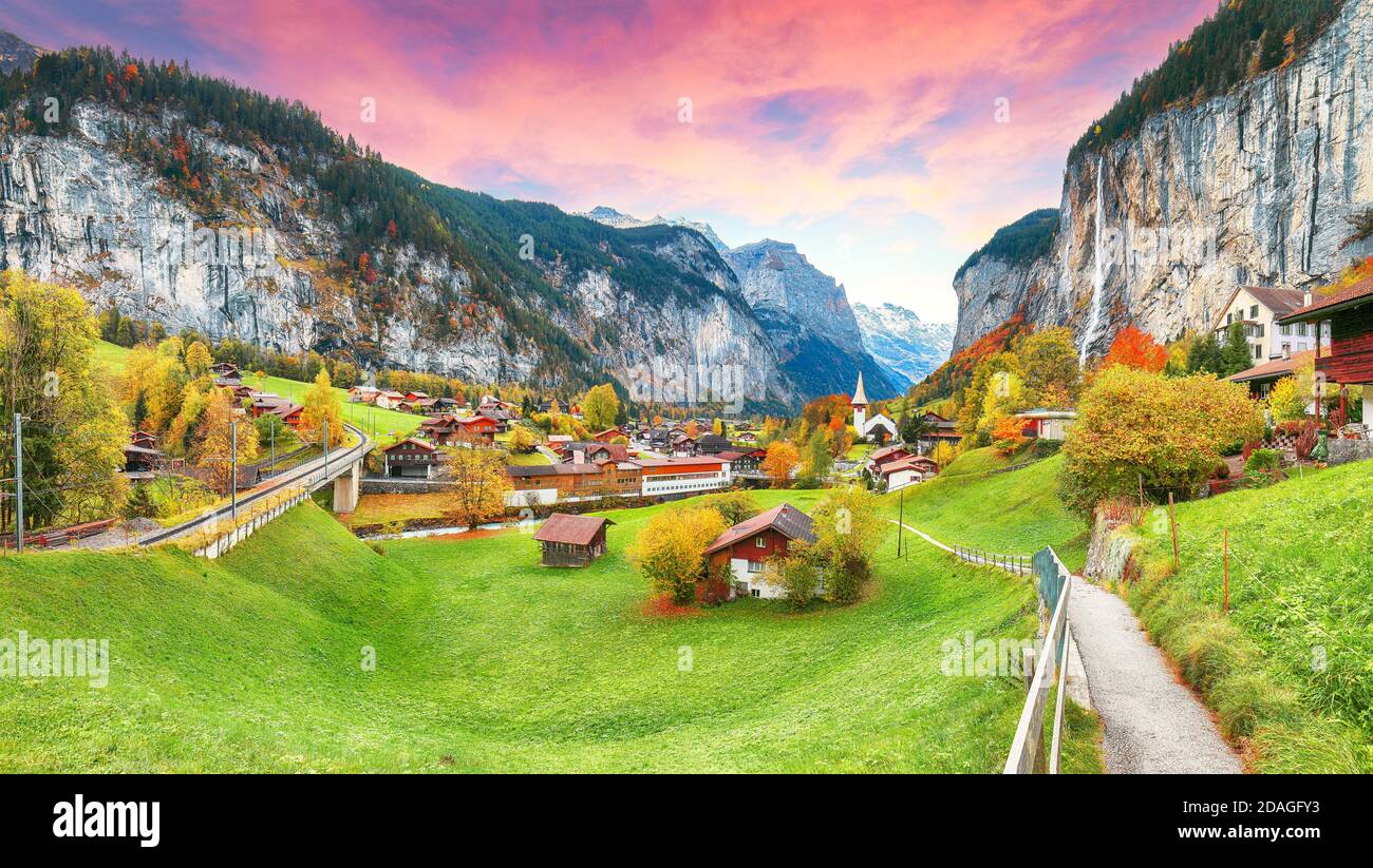Vista mozzafiato sulla valle di Lauterbrunnen con la splendida cascata di Staubbach e le Alpi svizzere sullo sfondo. Ubicazione: Lauterbrunnen villaggio, Foto Stock