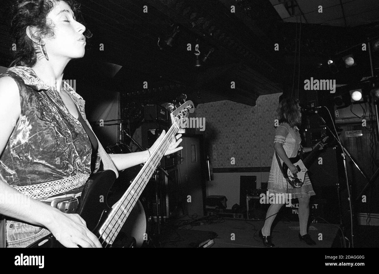 Kat Bjelland e Michelle Leon della band di Minneapolis Babes nel Toyland, in scena a Esquires, Bedford, Inghilterra, 05/10/1990. Foto Stock