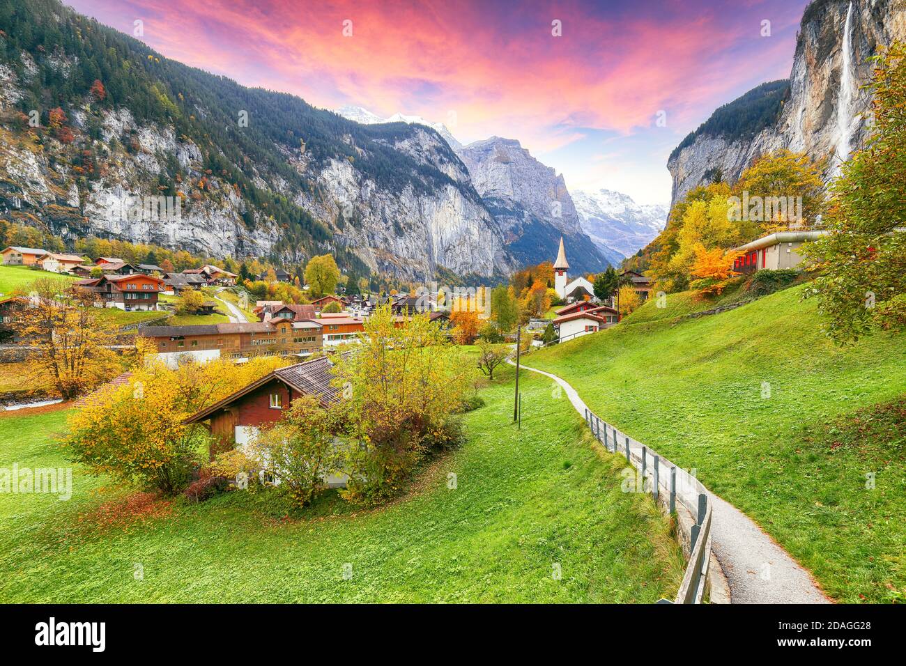 Vista mozzafiato sulla valle di Lauterbrunnen con la splendida cascata di Staubbach e le Alpi svizzere sullo sfondo. Ubicazione: Lauterbrunnen villaggio, Foto Stock