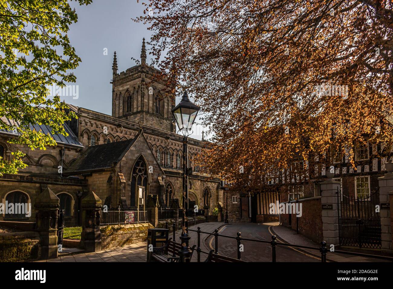Passeggiata di primavera, attività durante il blocco COVID, la chiesa di Santa Maria da Castro dietro i resti delle mura del castello di Leicester. Un bel giorno di aprile. Foto Stock