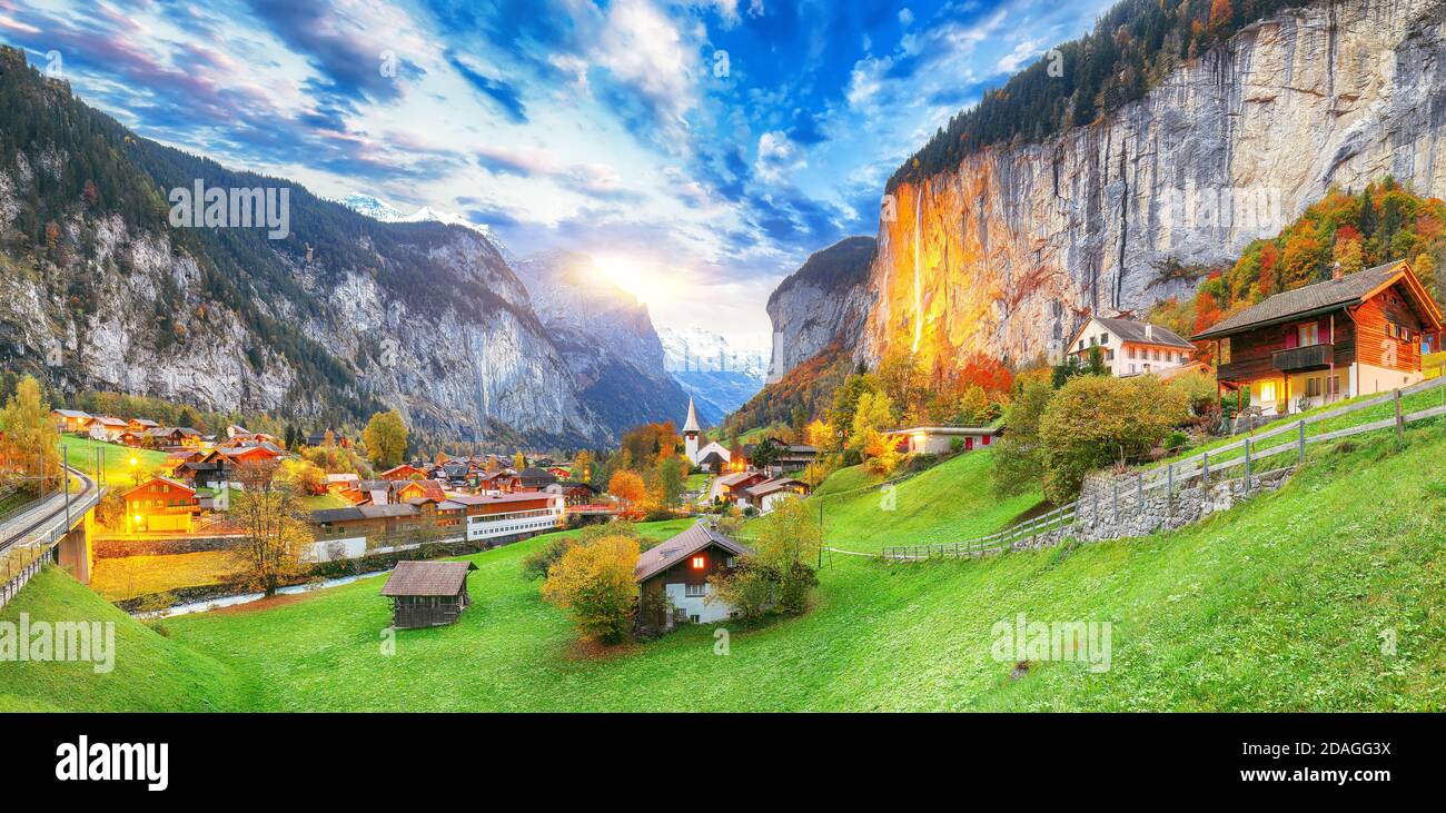 Spettacolare vista autunnale della valle di Lauterbrunnen con la splendida cascata di Staubbach e le Alpi svizzere al tramonto. Località: Lauterbrunnen villaggio, Berner Foto Stock