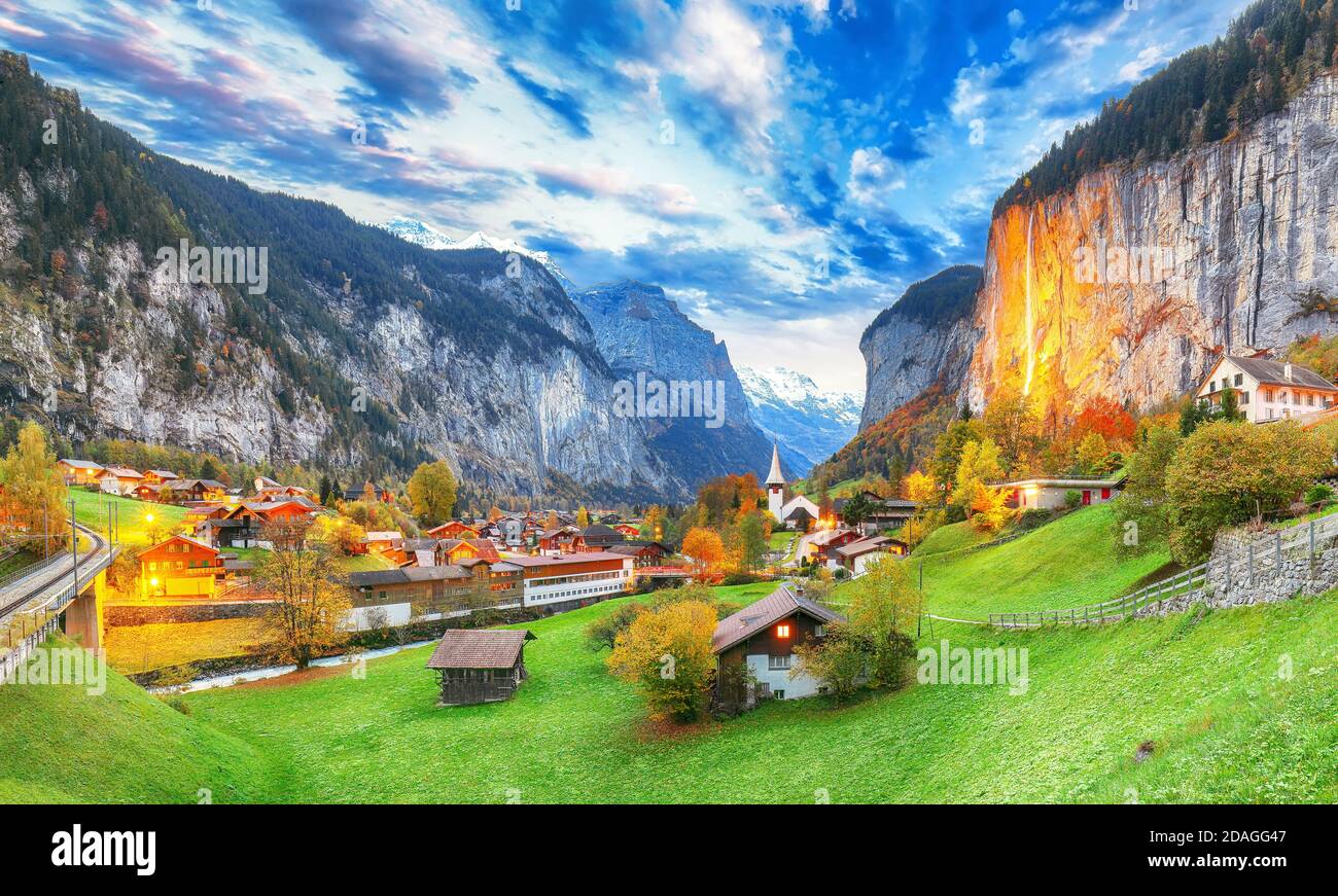 Spettacolare vista autunnale della valle di Lauterbrunnen con la splendida cascata di Staubbach e le Alpi svizzere al tramonto. Località: Lauterbrunnen villaggio, Berner Foto Stock