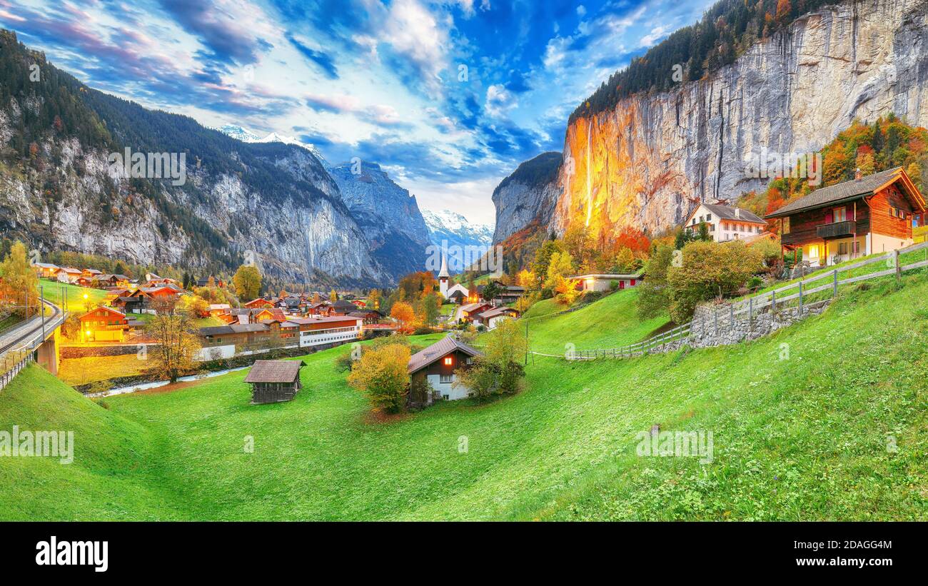 Spettacolare vista autunnale della valle di Lauterbrunnen con la splendida cascata di Staubbach e le Alpi svizzere al tramonto. Località: Lauterbrunnen villaggio, Berner Foto Stock