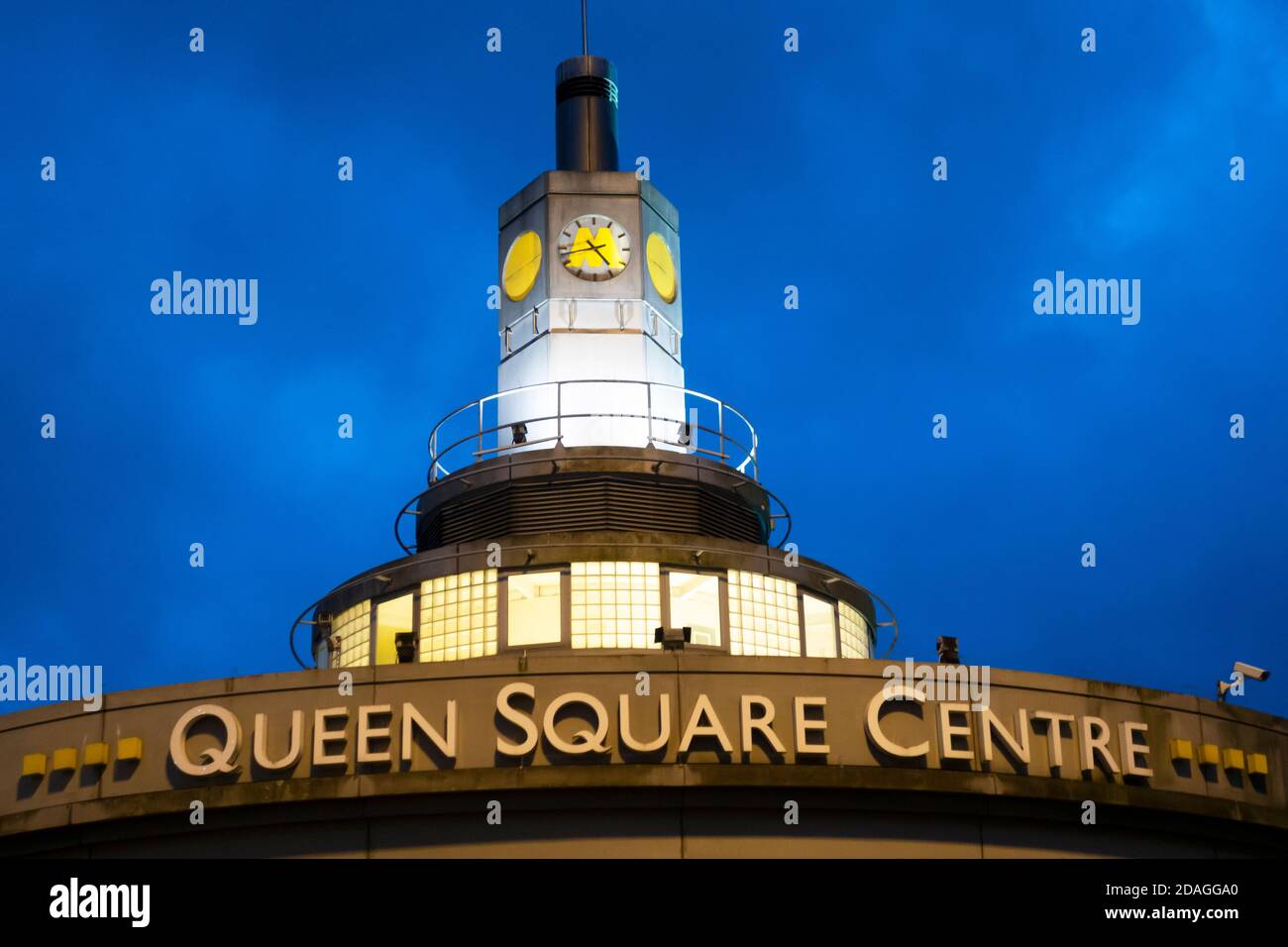 Queen Square Center a Liverpool, Inghilterra, Regno Unito al tramonto Foto Stock