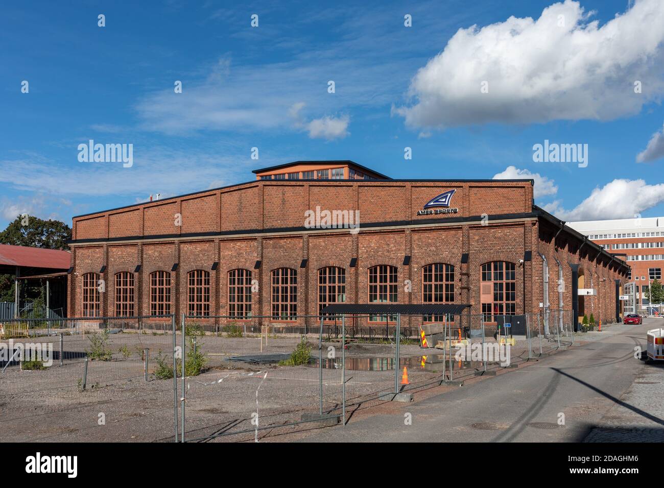 Amer impianti sportivi presso le vecchie opere di ingegneria ferroviaria nel distretto di Konepaja di Helsinki, Finlandia Foto Stock