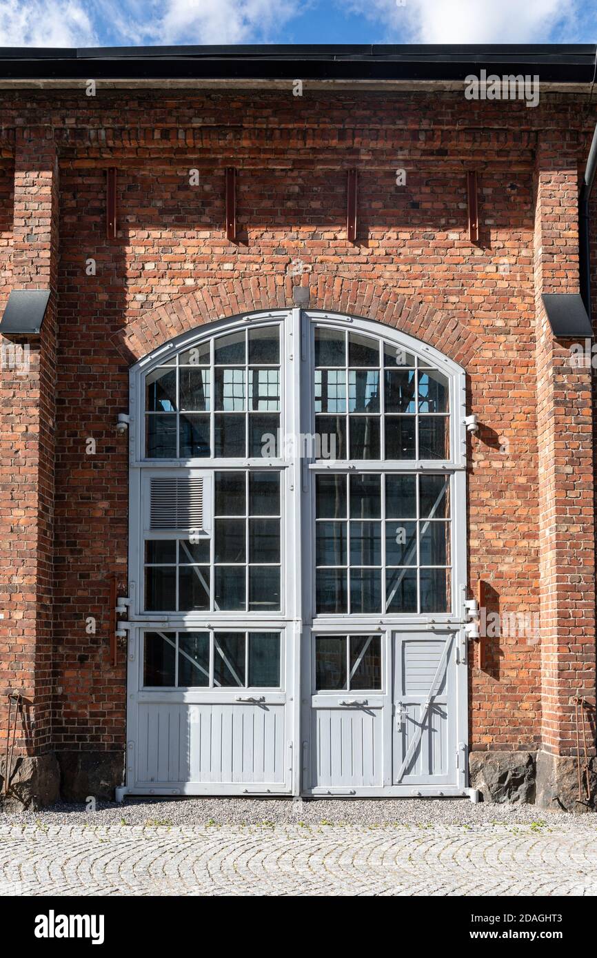 La vecchia ingegneria ferroviaria lavora porte nel distretto di Konepaja di Helsinki, Finlandia Foto Stock