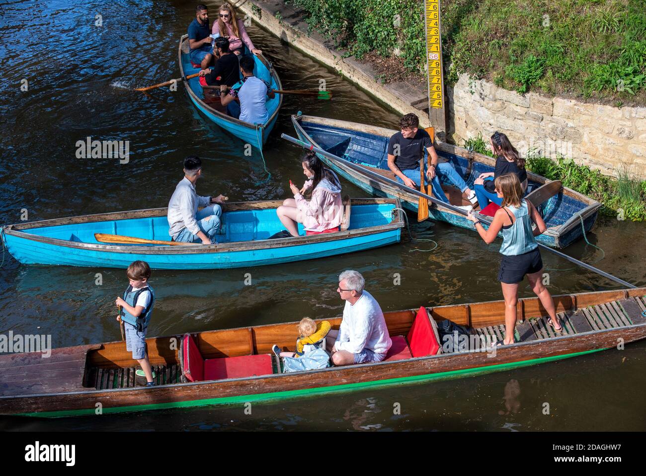 Navigatori con barche a remi e un pugno che causa congestione sul fiume Cherwell a causa del Magdalen Bridge di Oxford. Foto Stock