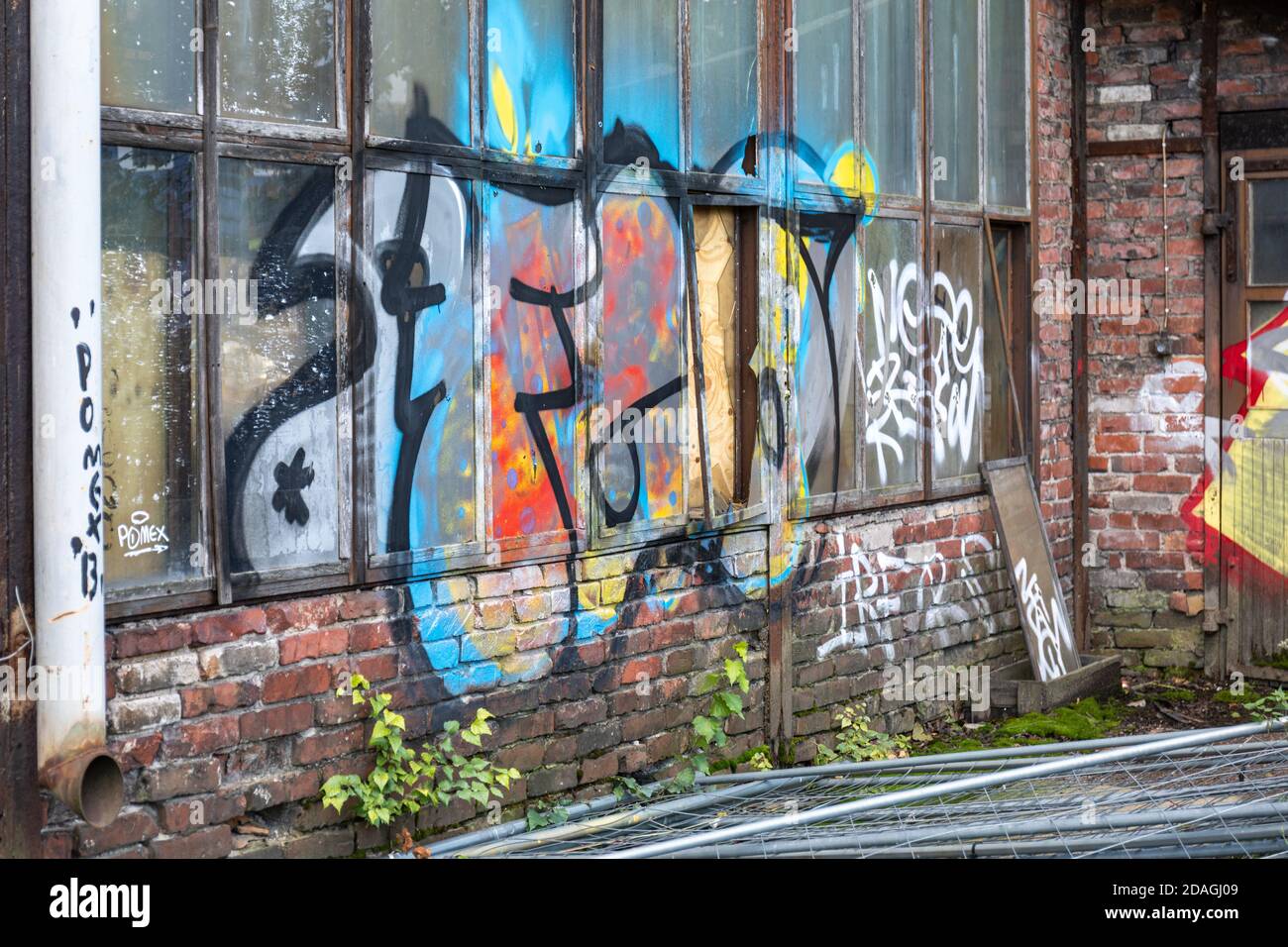 Graffiti in un vecchio edificio industriale nel quartiere Konepaja di Helsinki, Finlandia Foto Stock