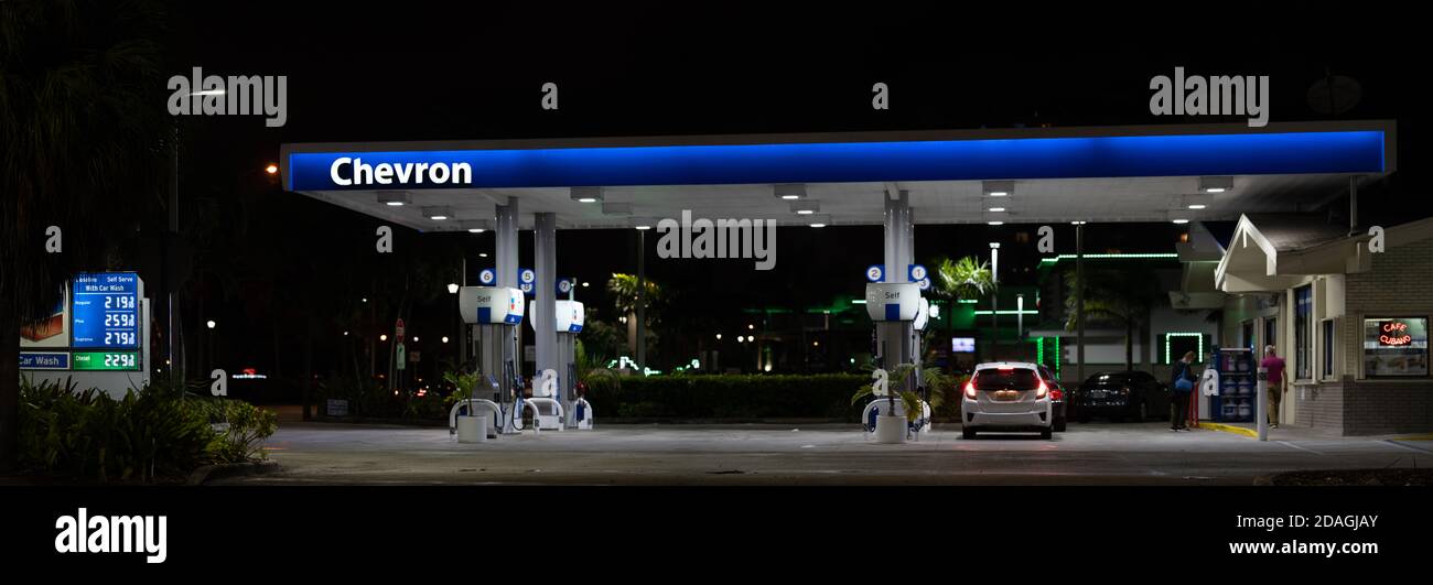 Notte foto stazione di gas panorama concentrarsi sul prezzo segno on sinistra Foto Stock