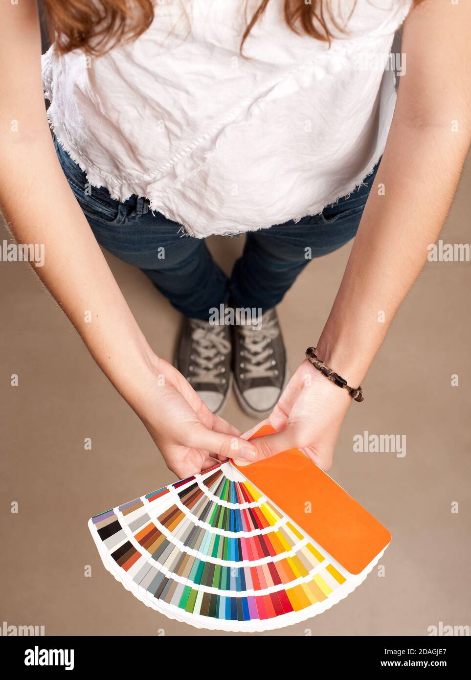 giovane donna con una tavolozza di pantone Foto Stock