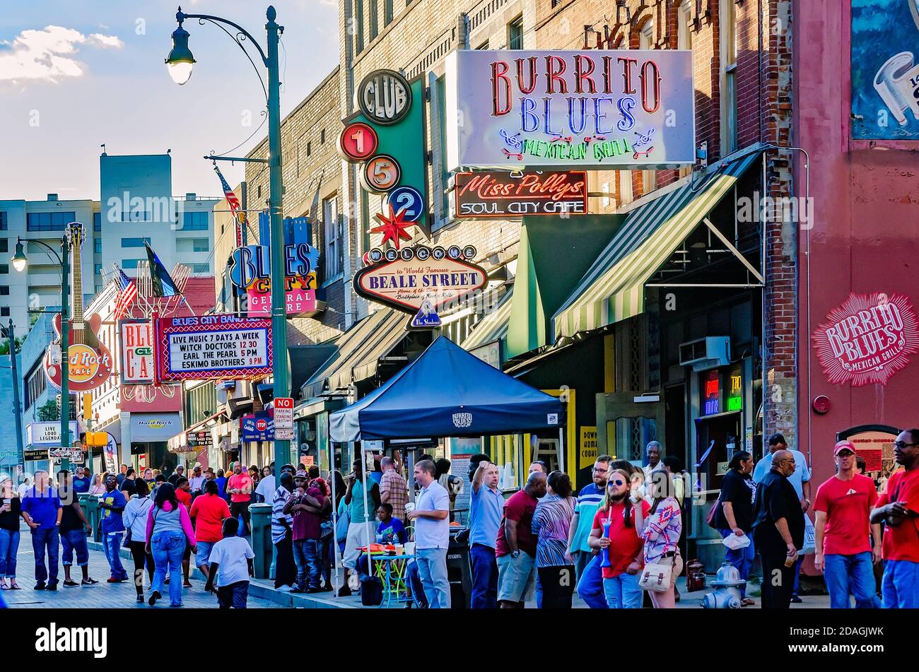 Turisti si riuniscono su Beale Street, Sett. 12, 2015, a Memphis, Tennessee. Foto Stock