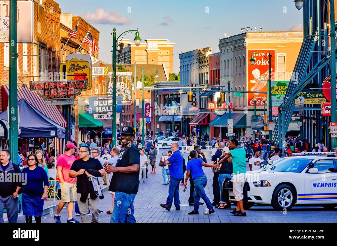 Turisti si riuniscono su Beale Street, Sett. 12, 2015, a Memphis, Tennessee. Foto Stock