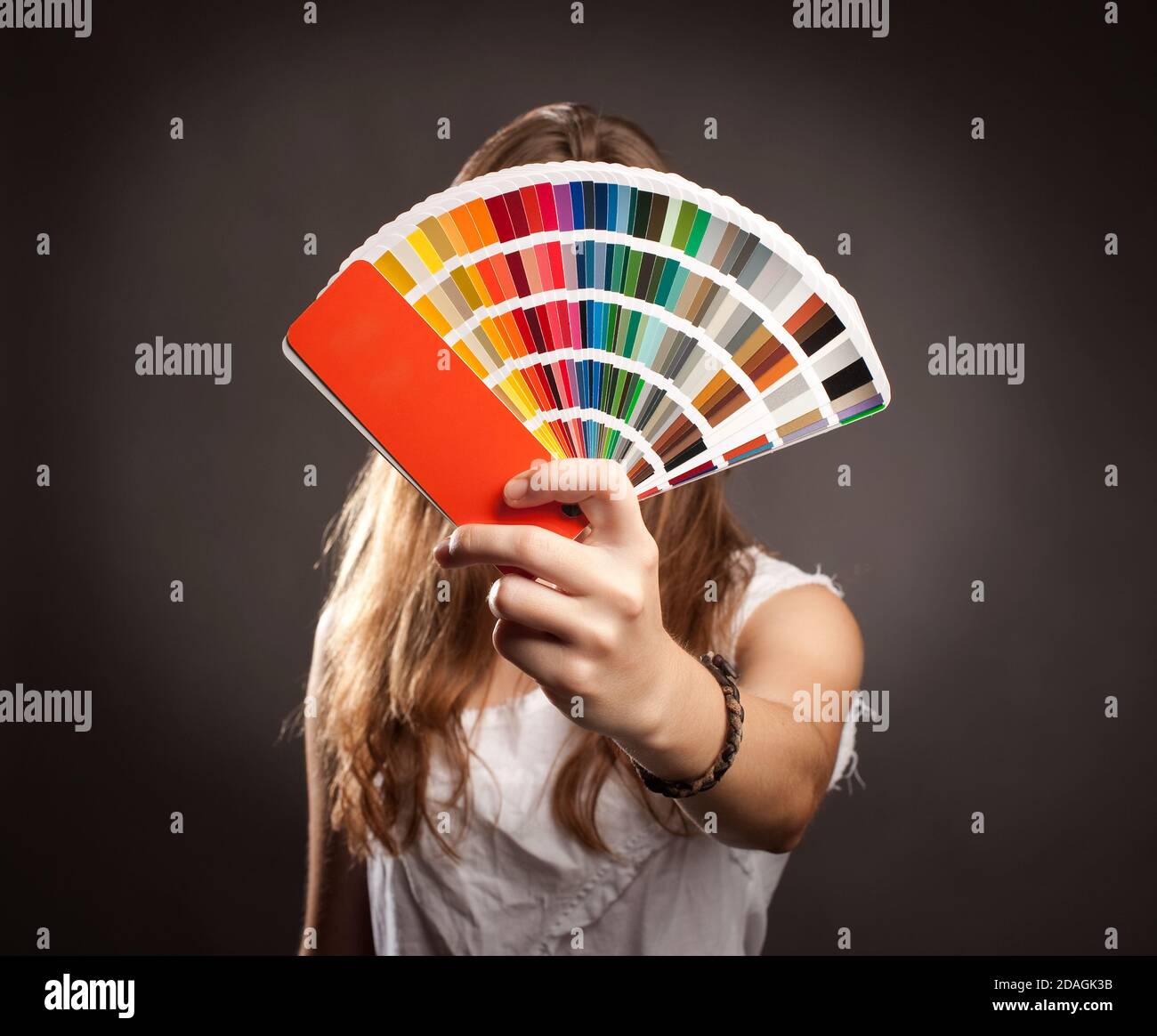 giovane donna con una tavolozza di pantone Foto Stock