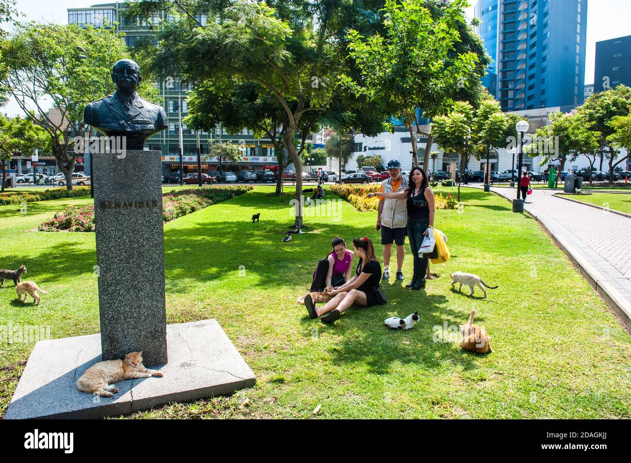 Statua di Oscar Benavides nel parco Kennedy a Lima, Perù Foto Stock