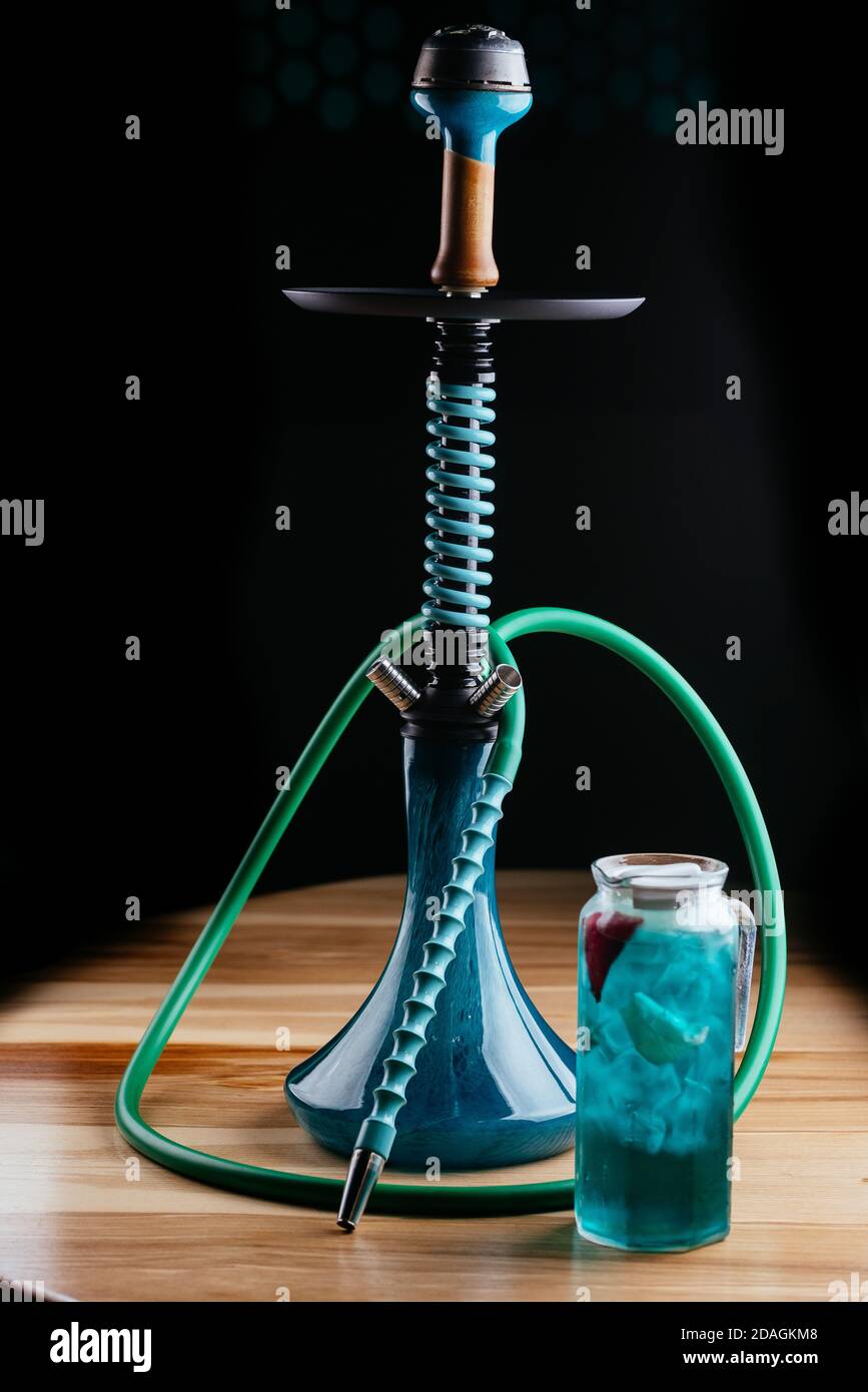 hookah e limonata rinfrescante sul tavolo Foto Stock