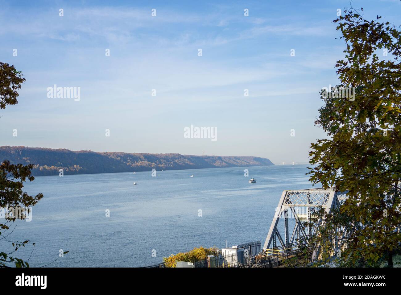 Una vista di parte di un ponte e del fiume Hudson con alcune barche che nuotano intorno Foto Stock