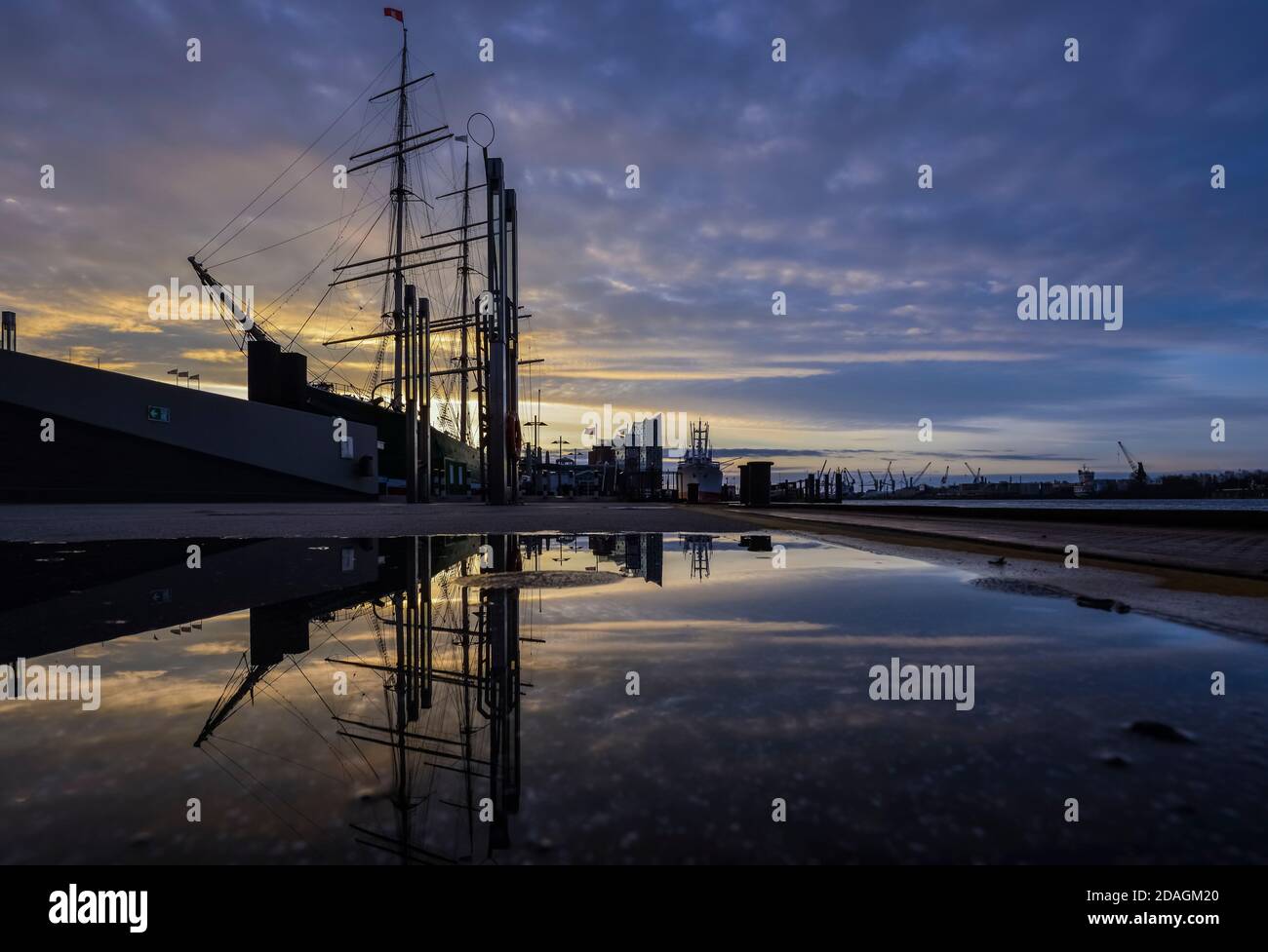 Ormeggio barche nel porto di Amburgo. Foto Stock