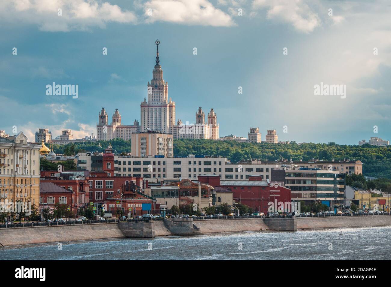 Università su una collina verde al sole di sera. Splendida città serale di Mosca. Foto Stock