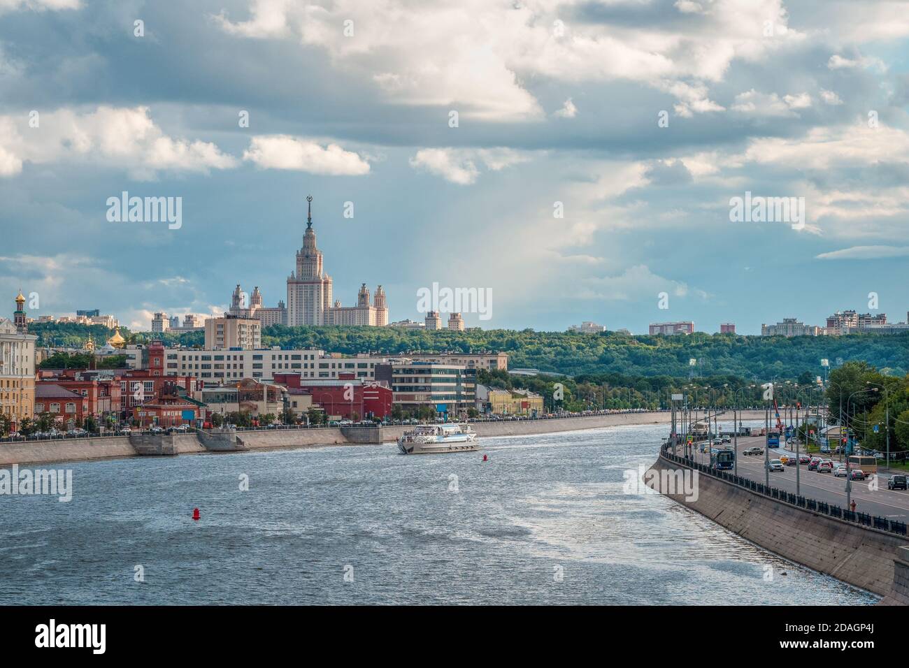 Università su una collina verde al sole di sera. Splendida città serale di Mosca. Foto Stock