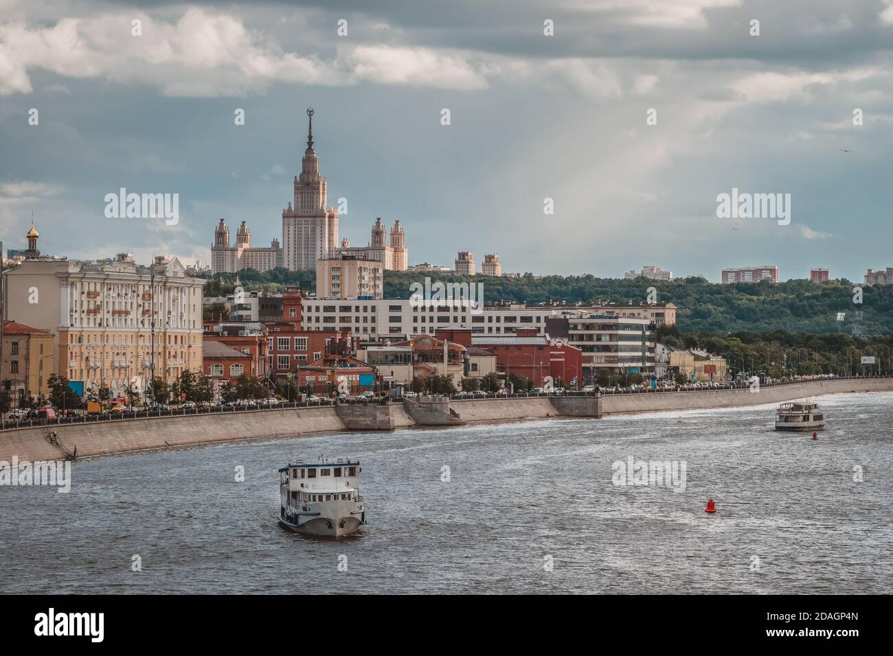 Splendida città serale di Mosca. Università su una collina verde al sole di sera Foto Stock