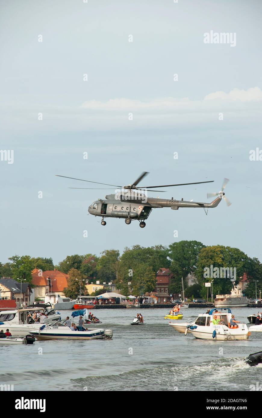 Picnic sull'acqua sotto l'elicottero militare mi-8. Foto scattata dopo il paracadute jumping show durante il Commando Fest di Dziwnów - Agosto 2020 Foto Stock