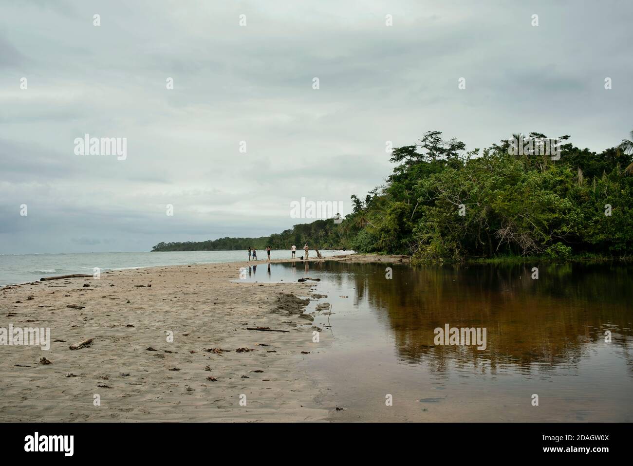Turisti che esplorano la costa panoramica del Parco Nazionale di Cahuita, Limón, Costa Rica Foto Stock